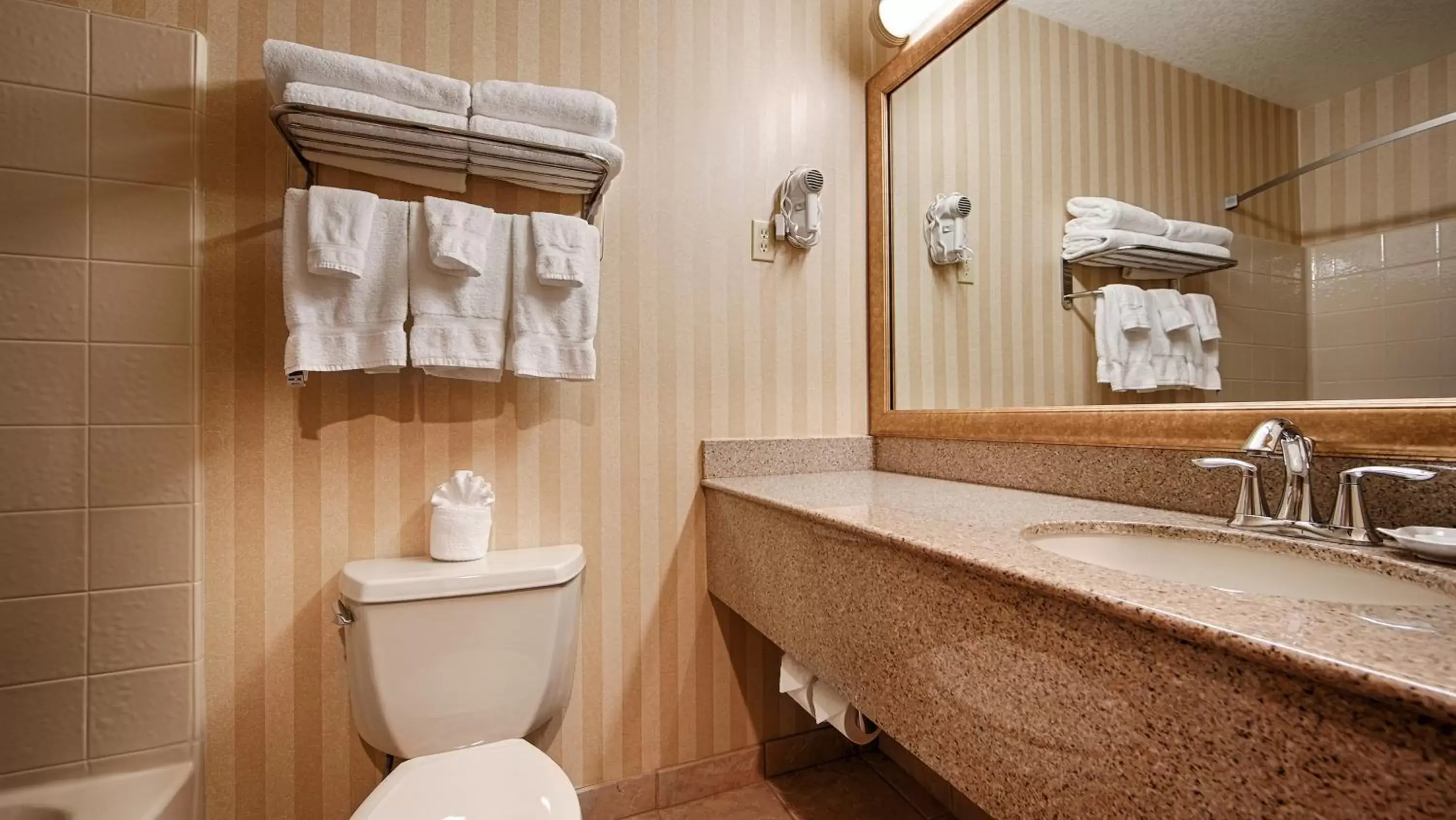 Queen Room with mobility Accessible Tub in Best Western Plus Landmark Inn Queen Room with mobility Accessible Tub in Best Western Plus Landmark Inn