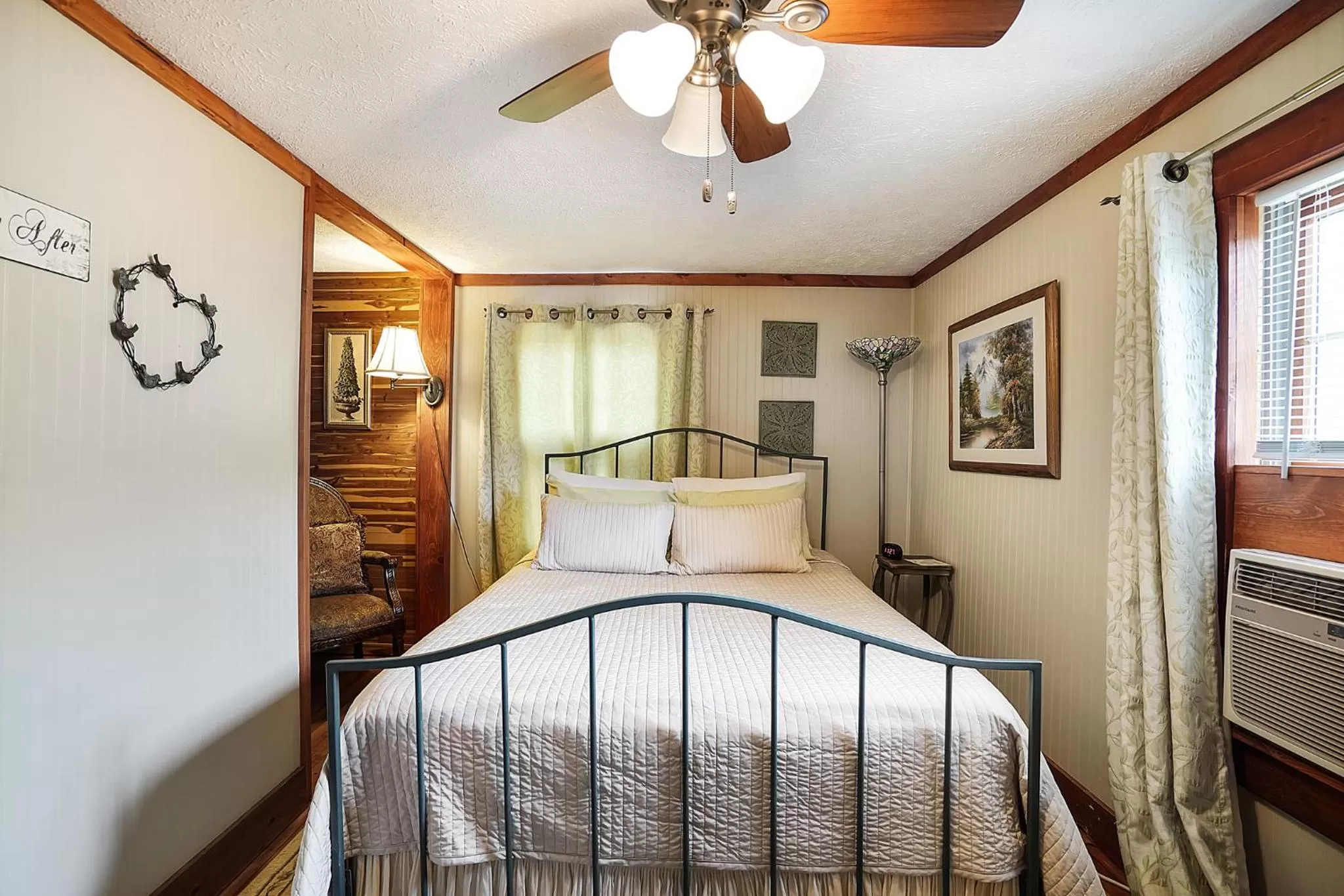 Bed in Hocking Hills Inn