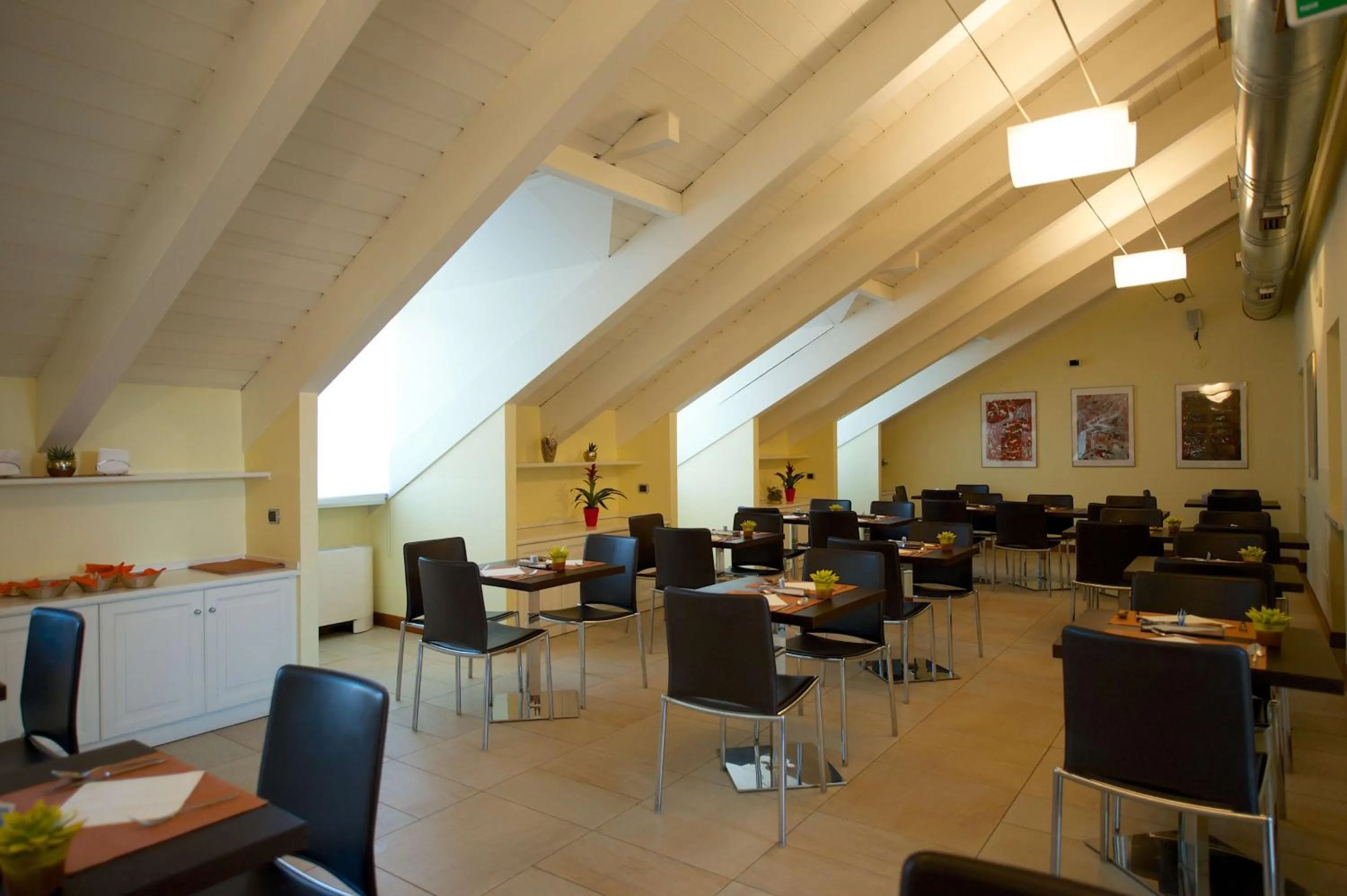 Restaurant/places to eat in Best Western Crystal Palace Hotel