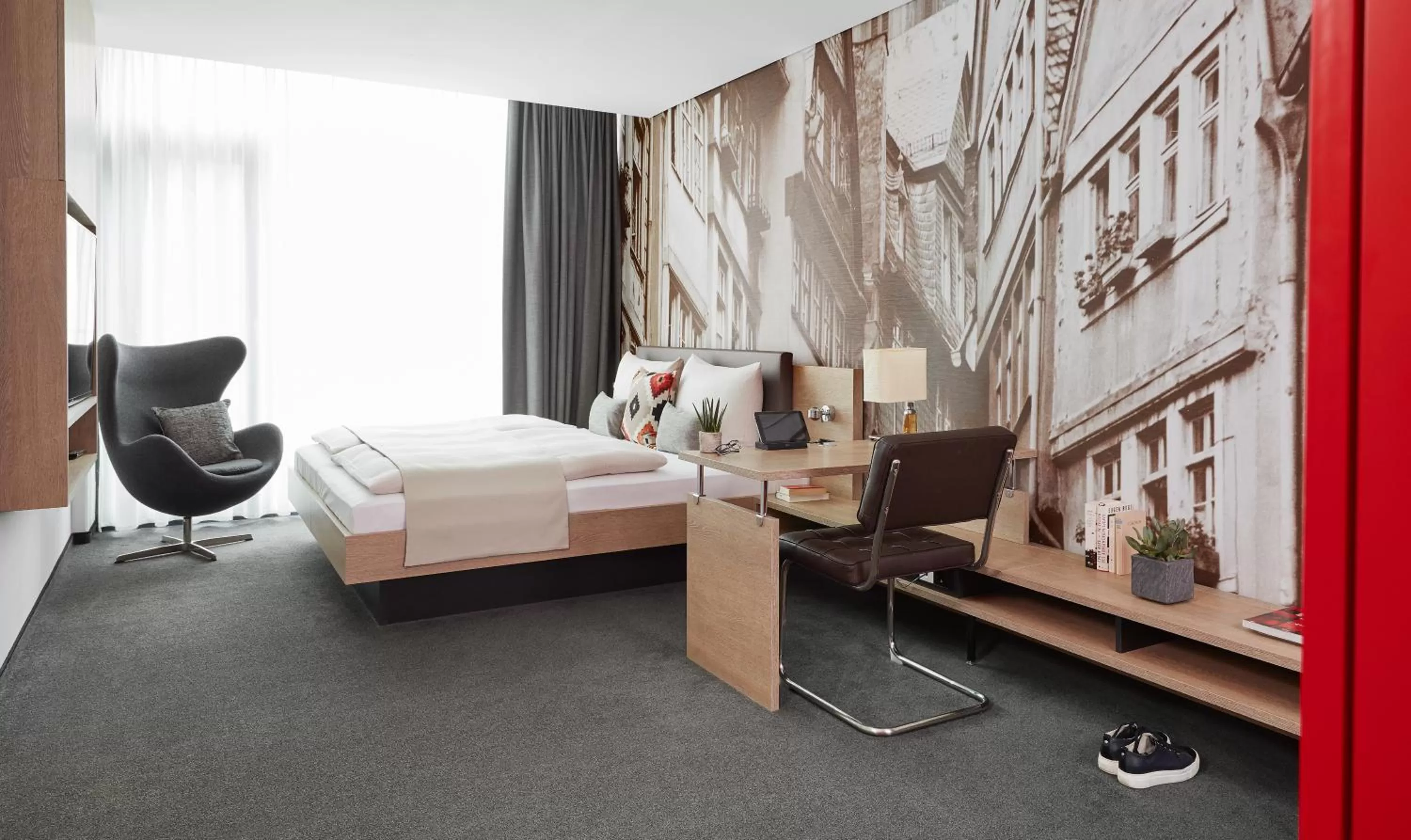Photo of the whole room, Bed in Living Hotel Frankfurt