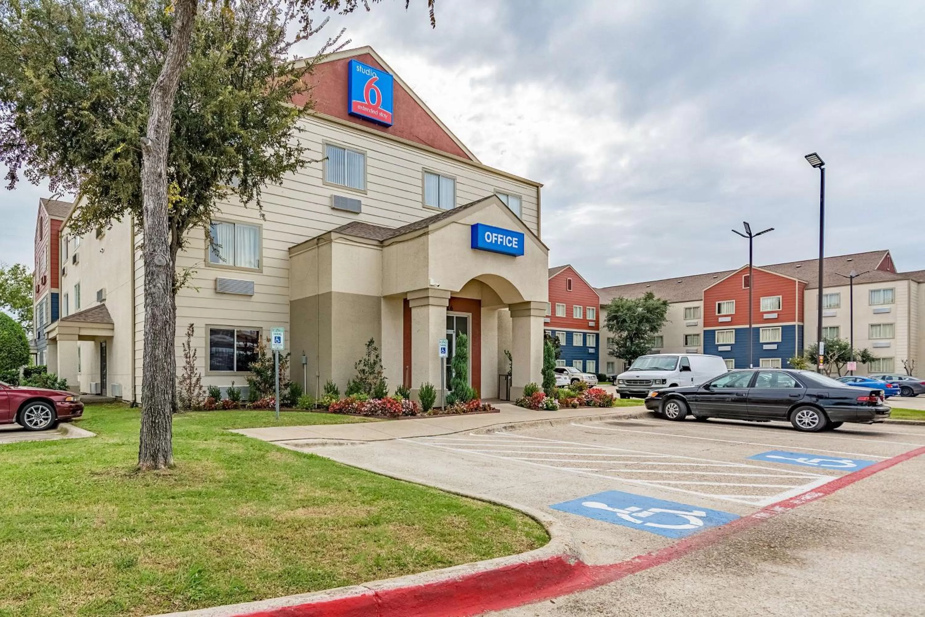 Property building in Studio 6-Dallas, TX