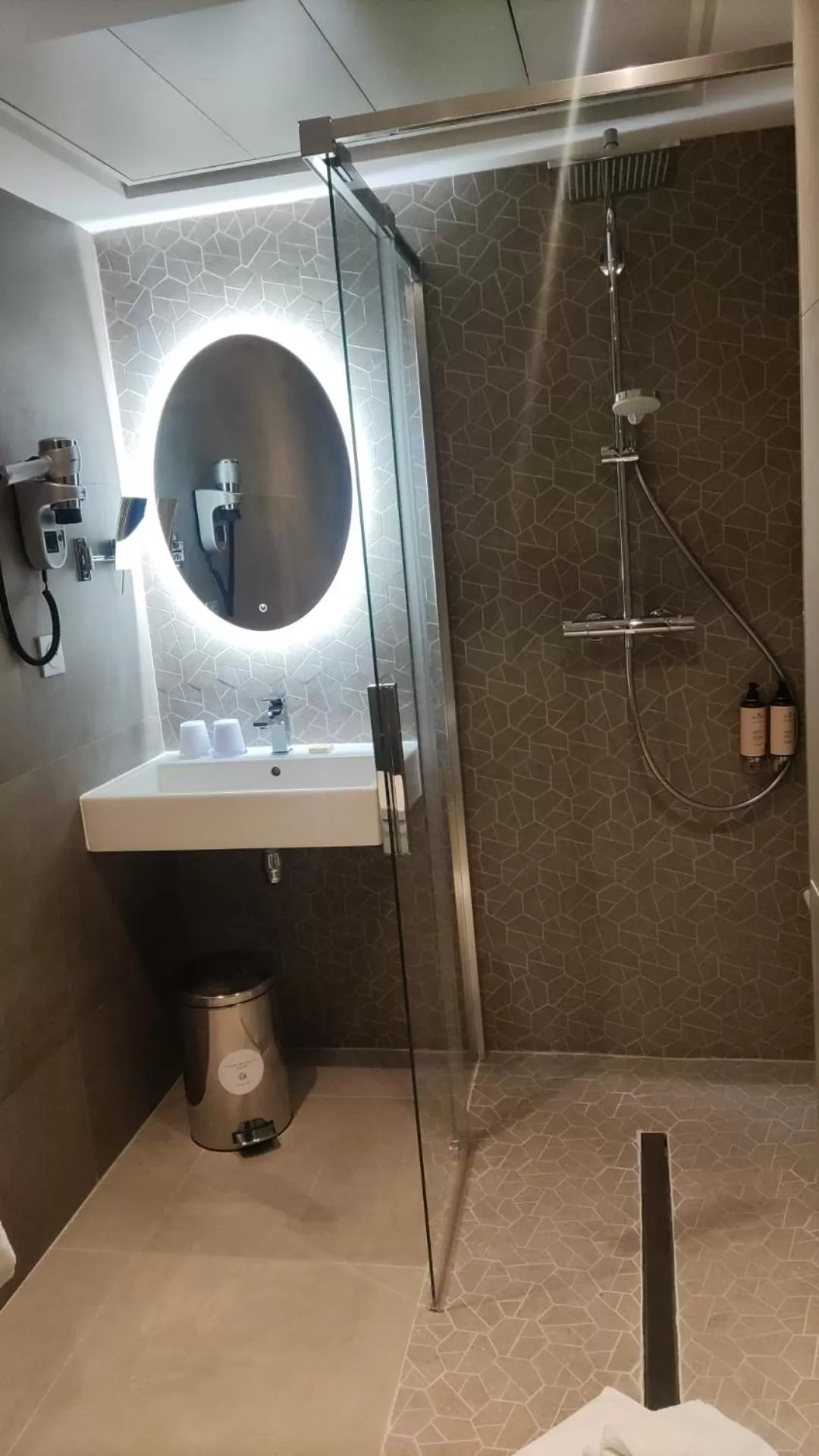 Shower in Hôtel Duo