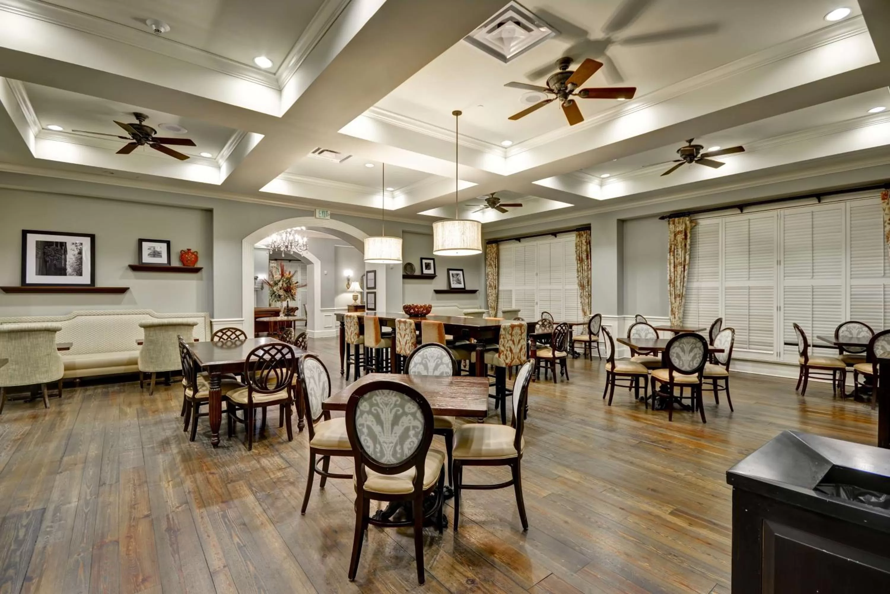 Dining area in Hampton Inn & Suites Savannah Historic District