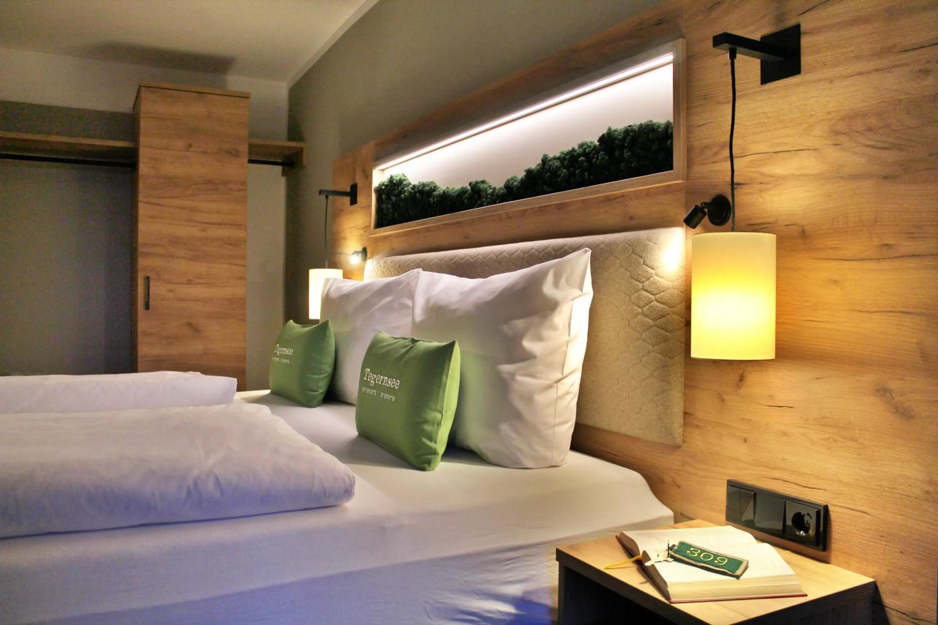 Photo of the whole room, Bed in Seehotel zur Post