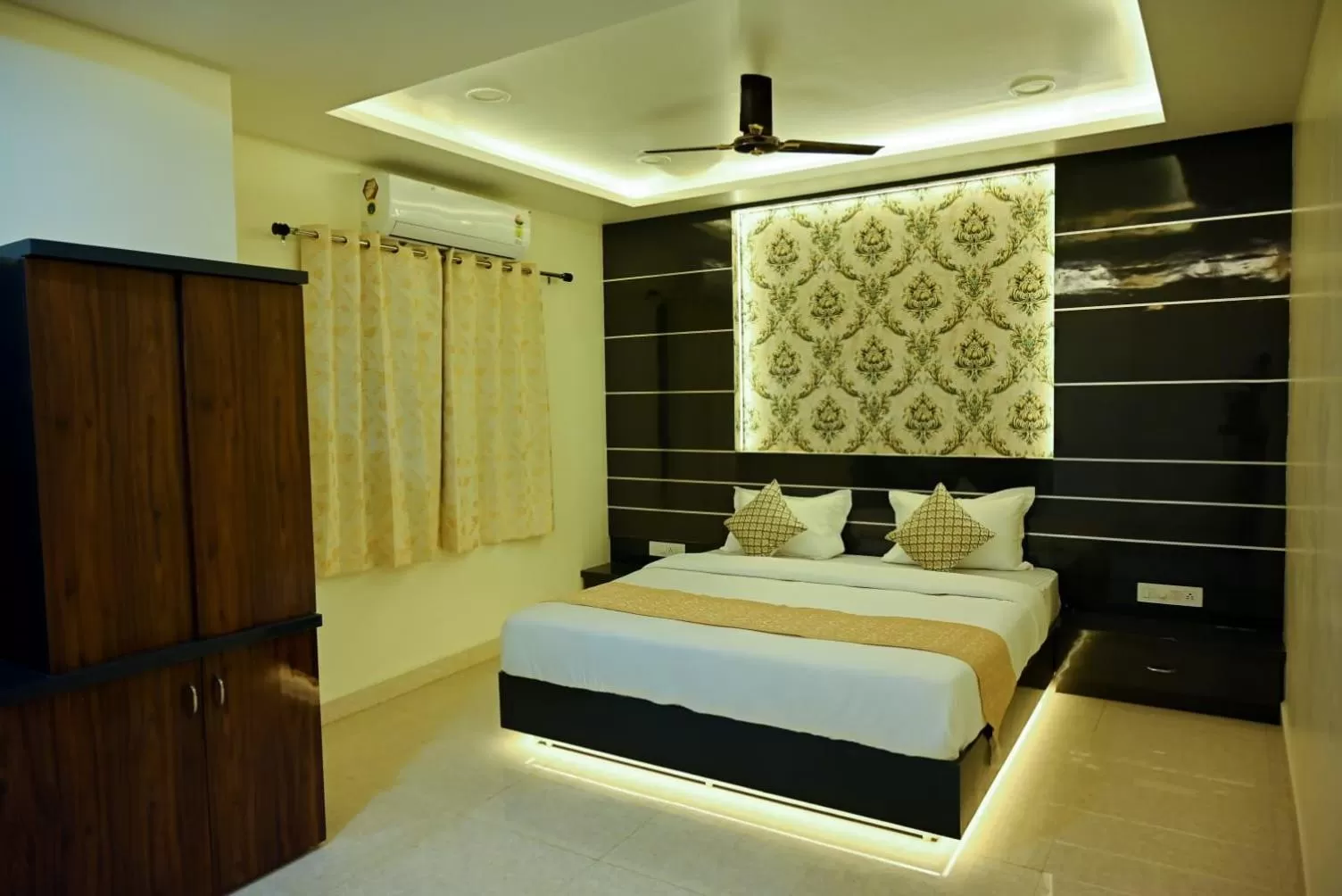 Photo of the whole room, Bed in Hotel Golden Bliss