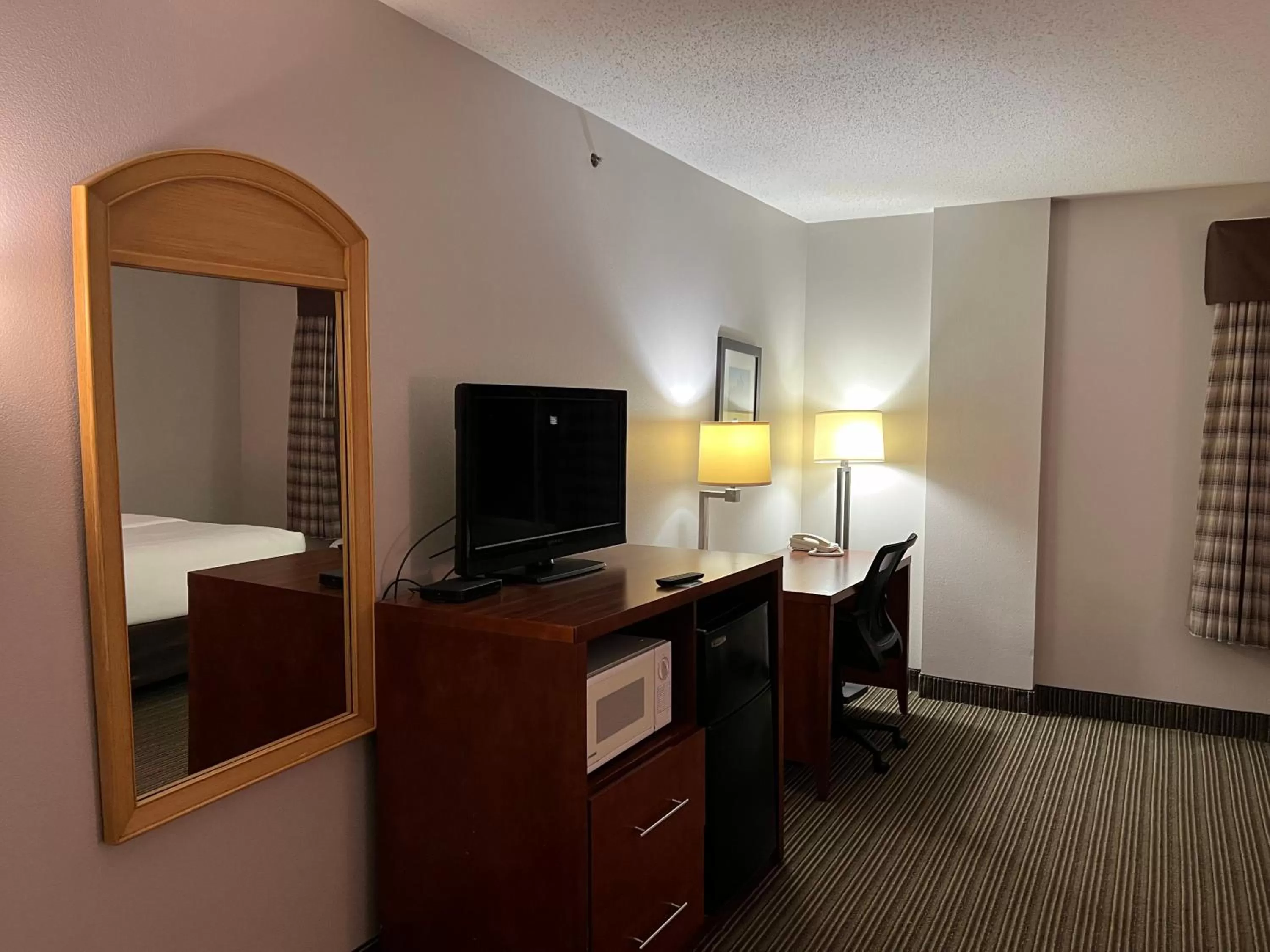 hair dresser, Bed in Country Inn & Suites by Radisson, Battle Creek, MI