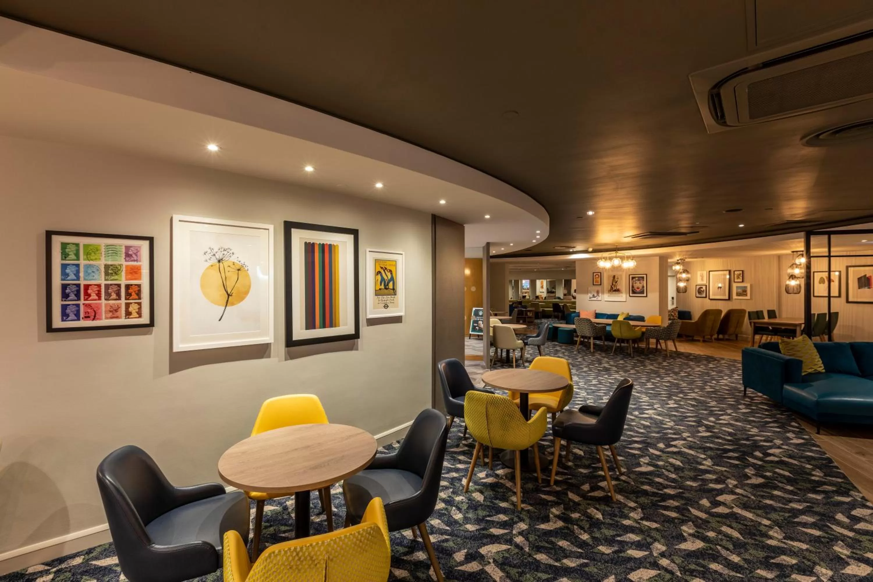 Lounge or bar in Holiday Inn London - Regent's Park by IHG