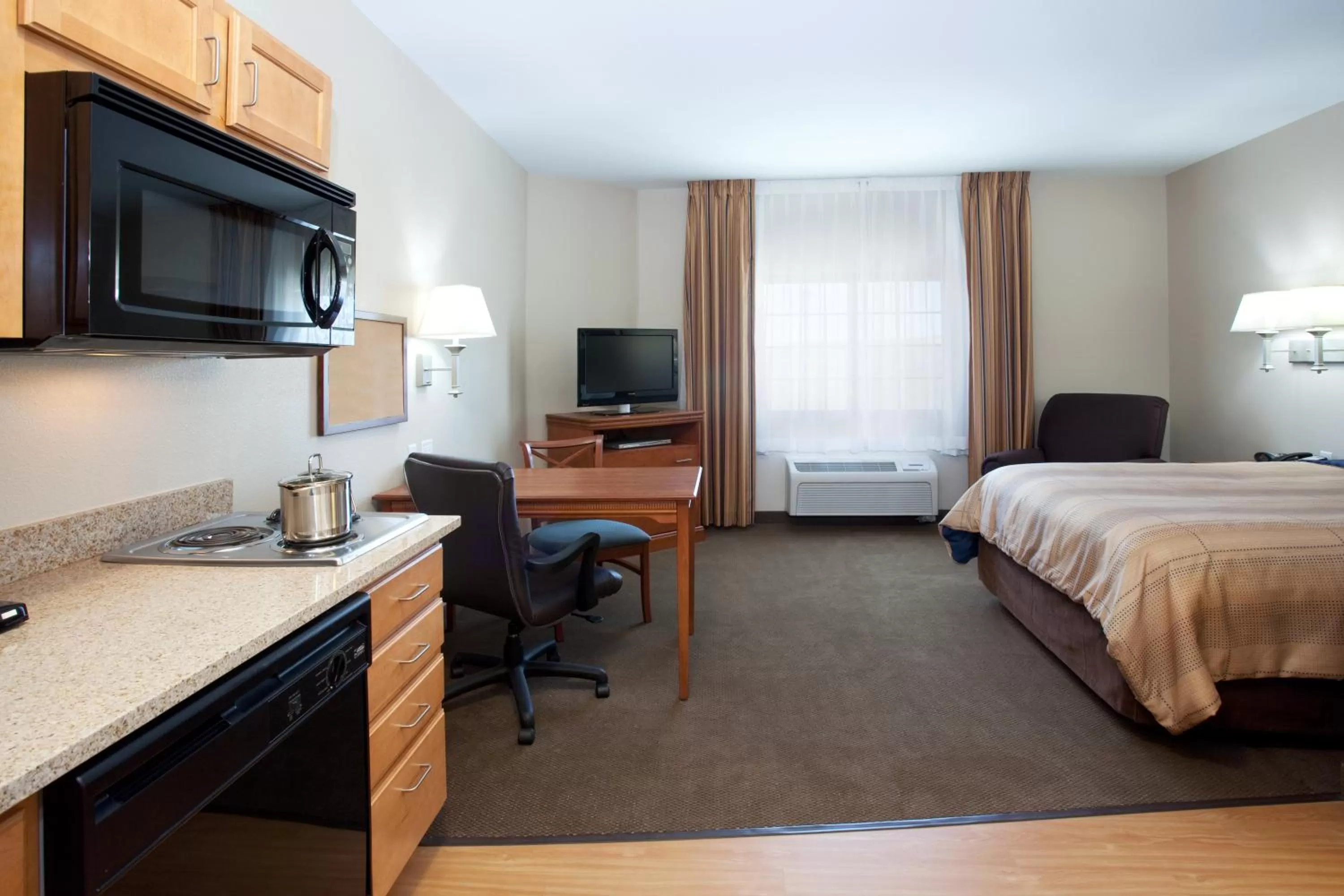 Photo of the whole room, Bed in Candlewood Suites Craig-Northwest by IHG