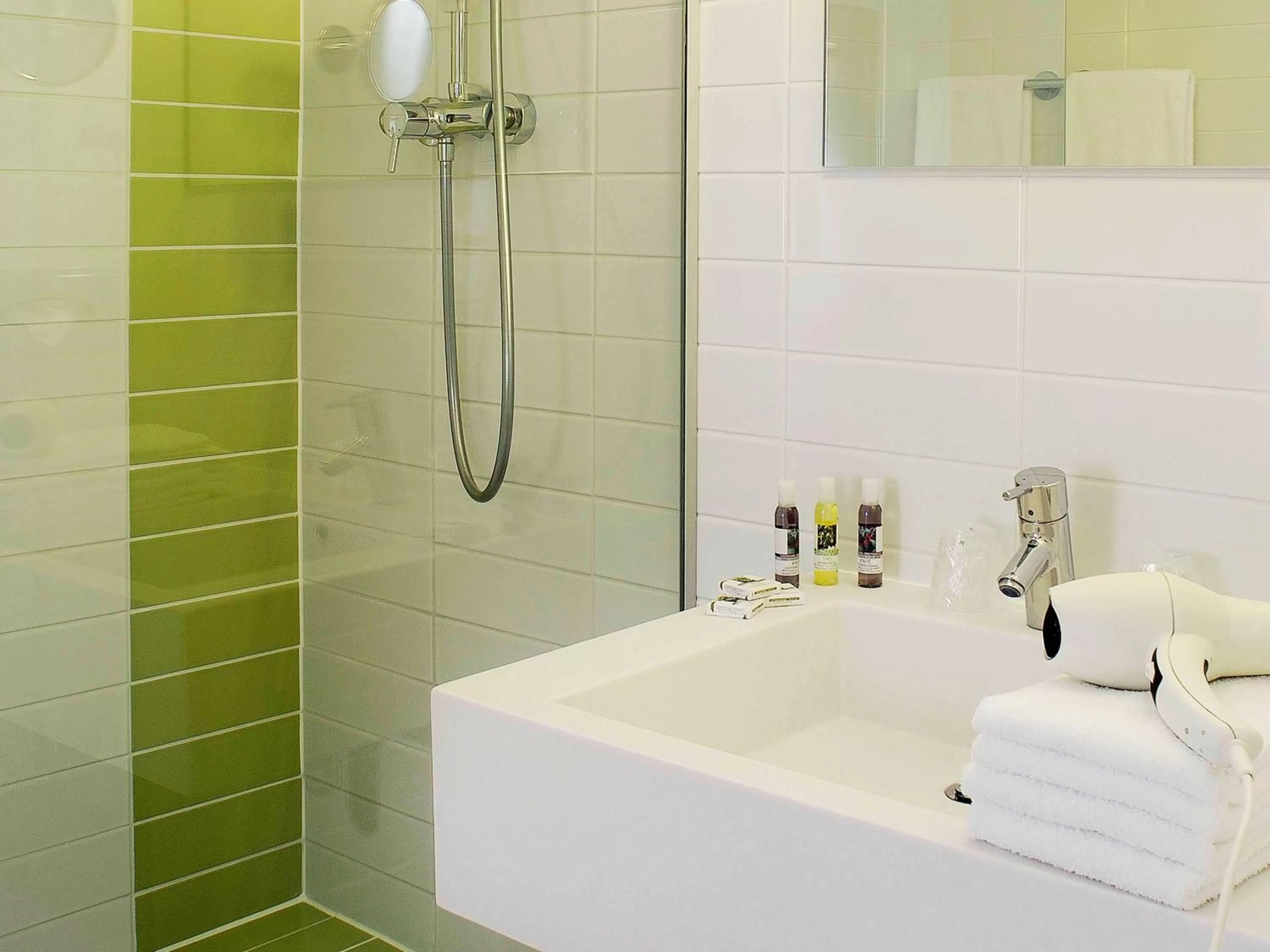 Bathroom in Mercure Strasbourg Centre