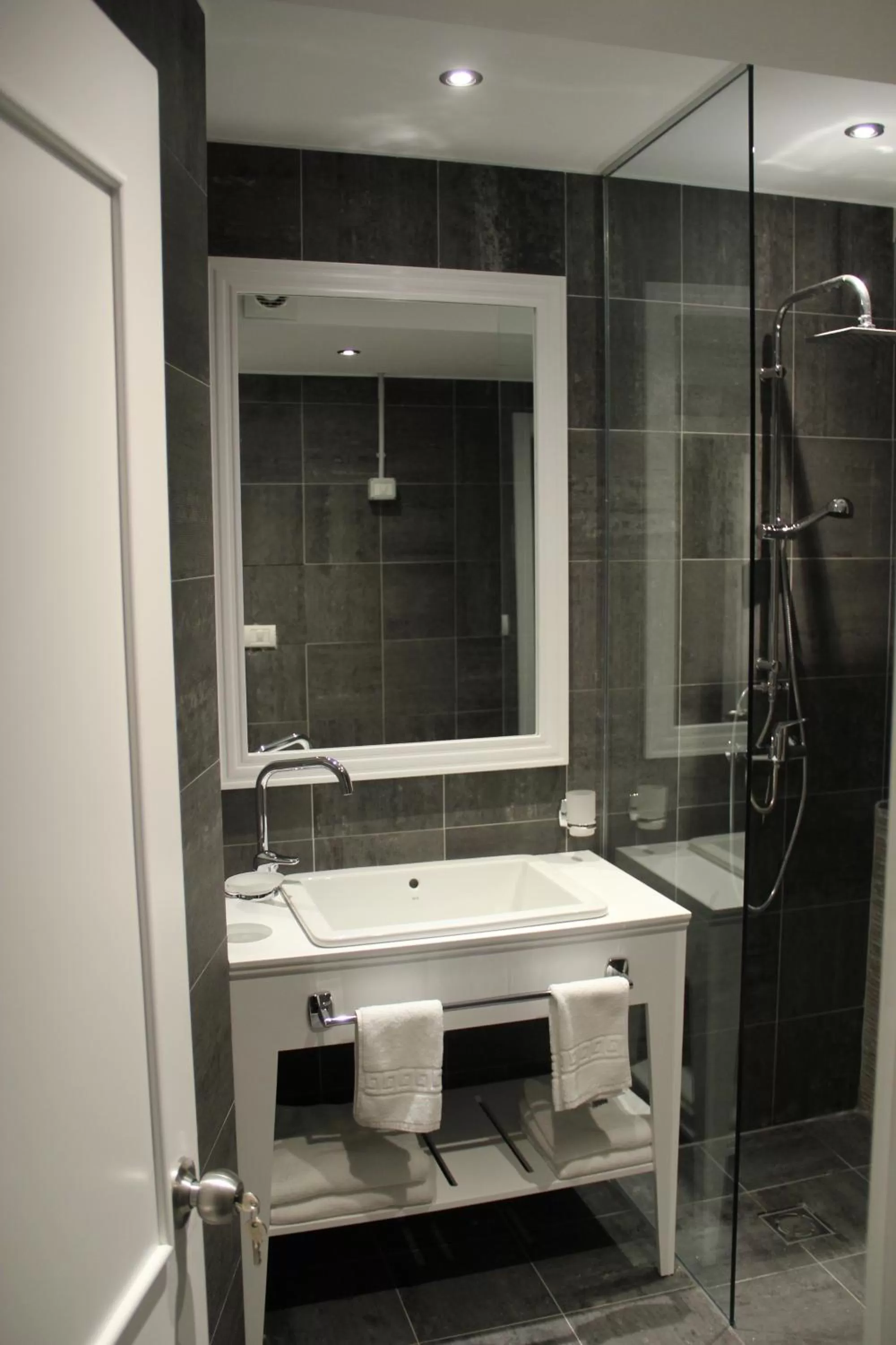 Shower in Artistic Tirana Blloku