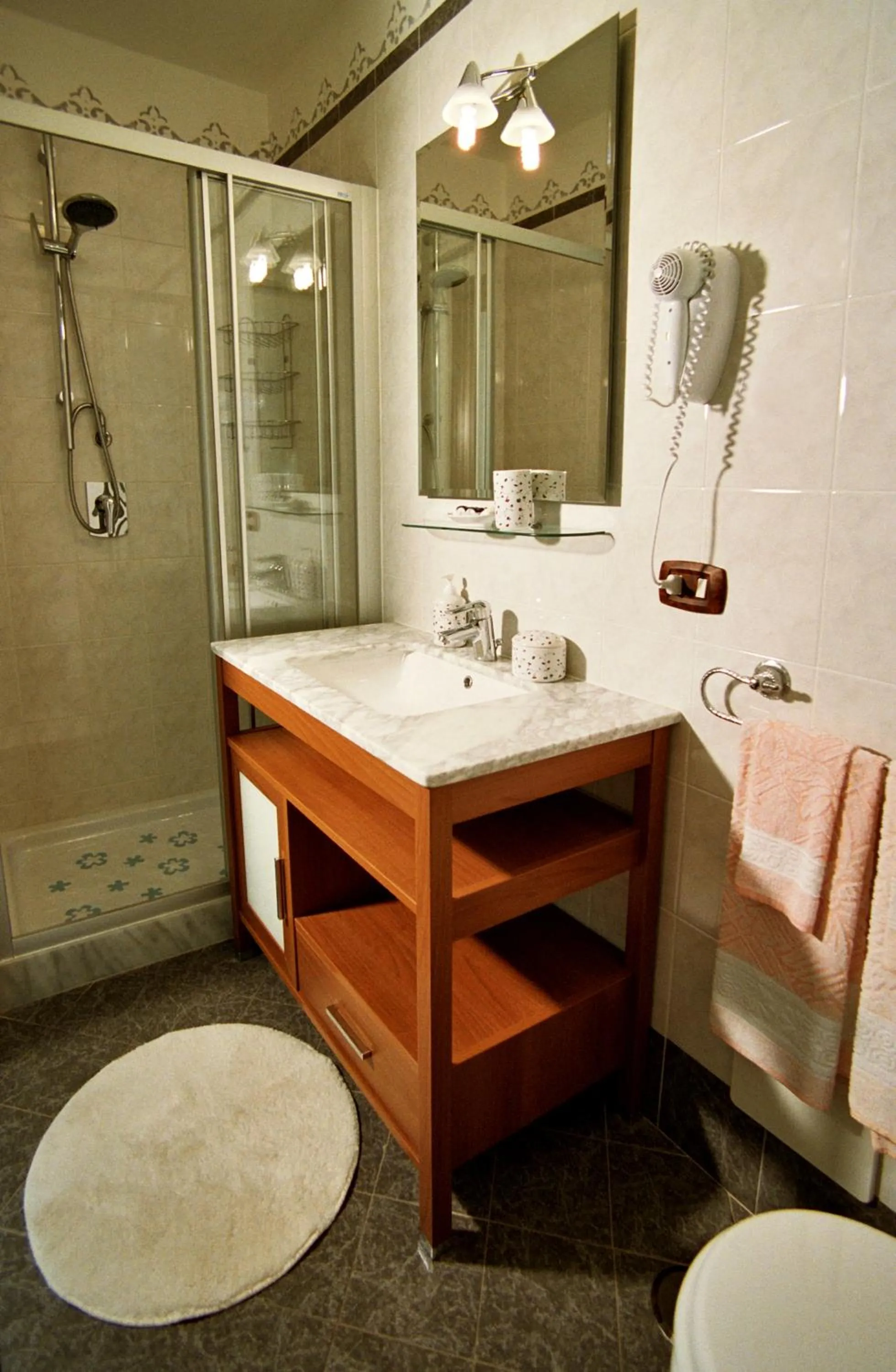 Shower in B&B Art Suite Principe Umberto