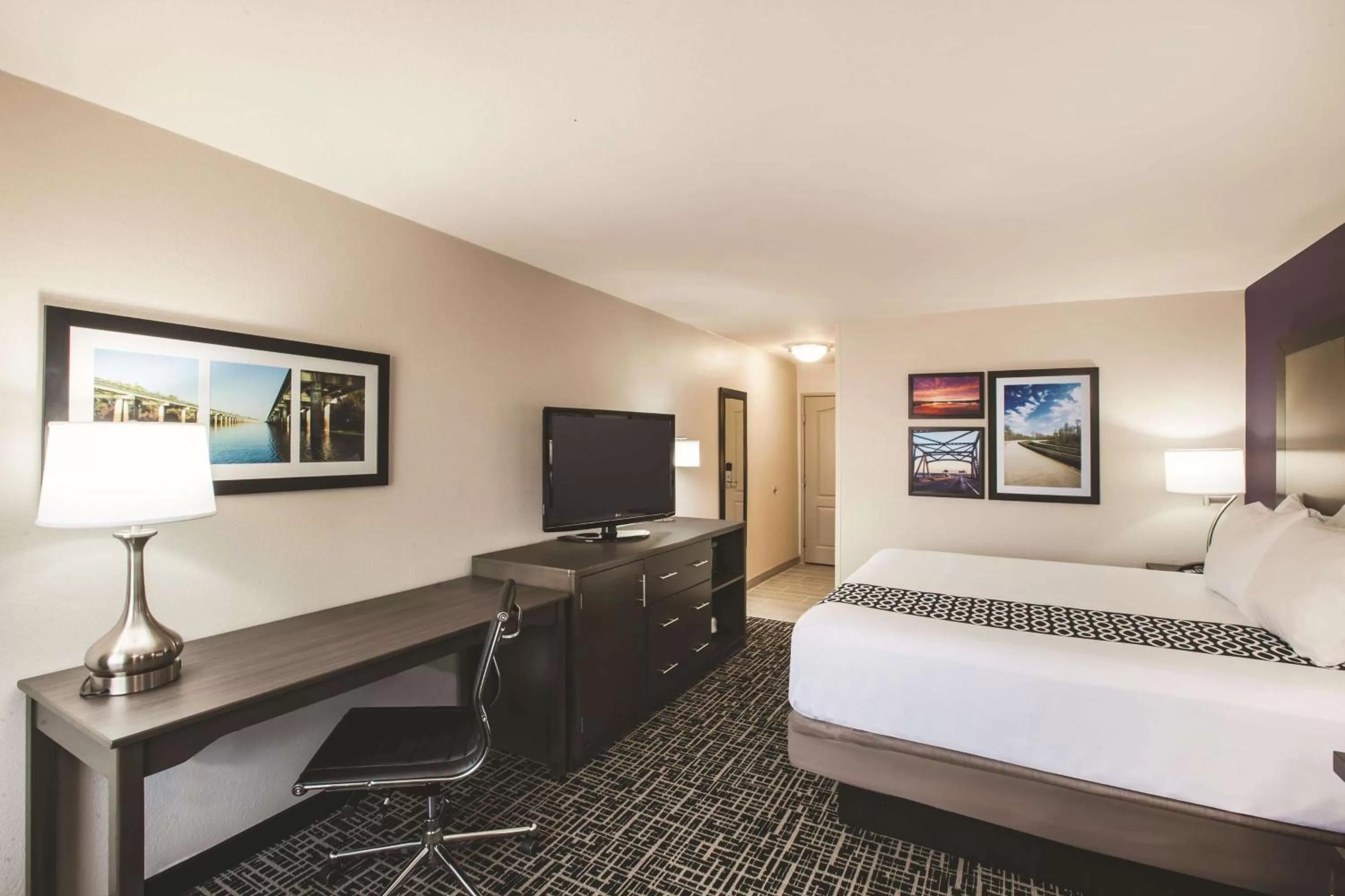 Photo of the whole room, Bed in La Quinta by Wyndham Walker - Denham Springs