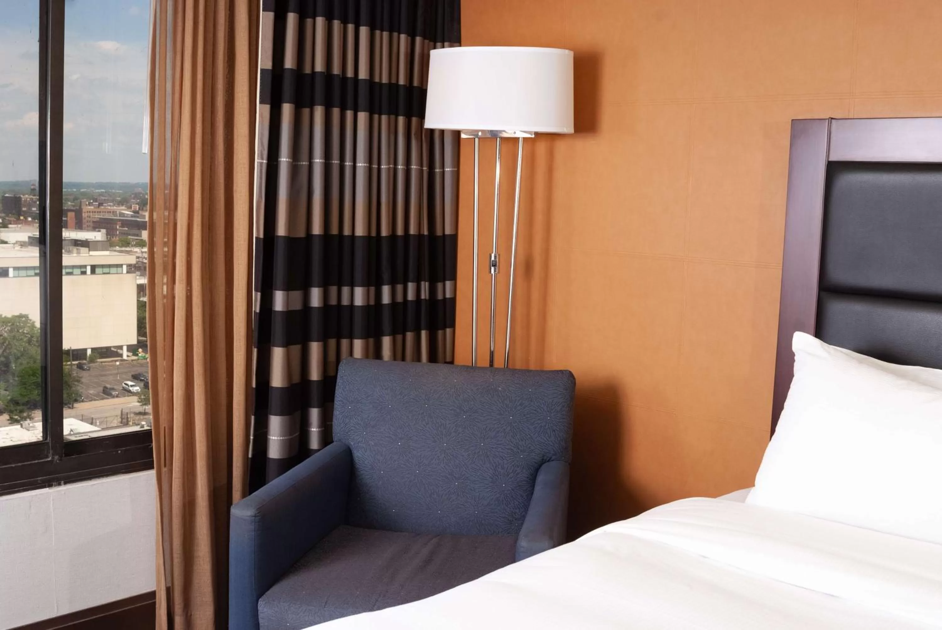 Bed in DoubleTree by Hilton Hotel Cleveland Downtown - Lakeside