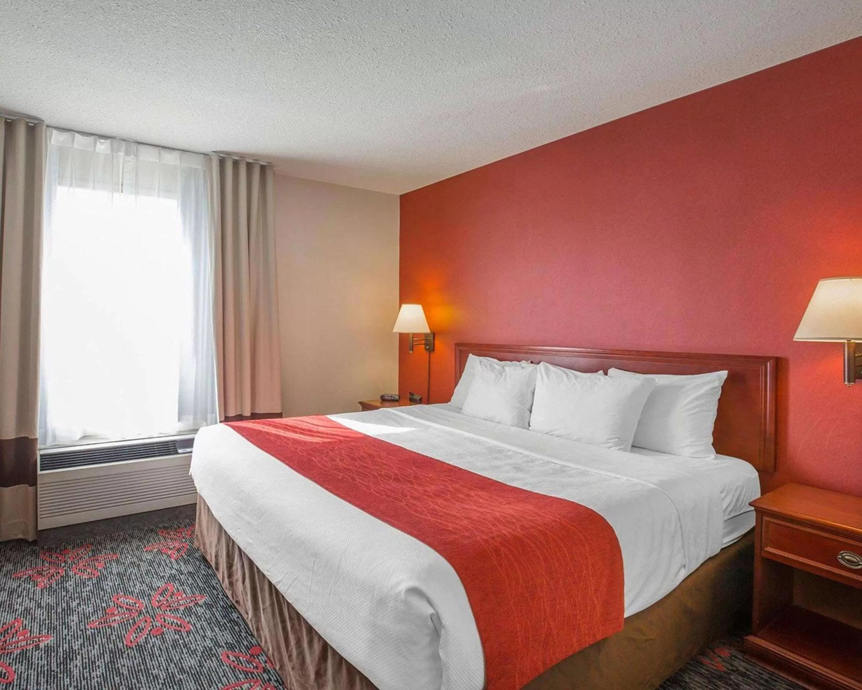 Photo of the whole room, Bed in Comfort Inn & Suites University