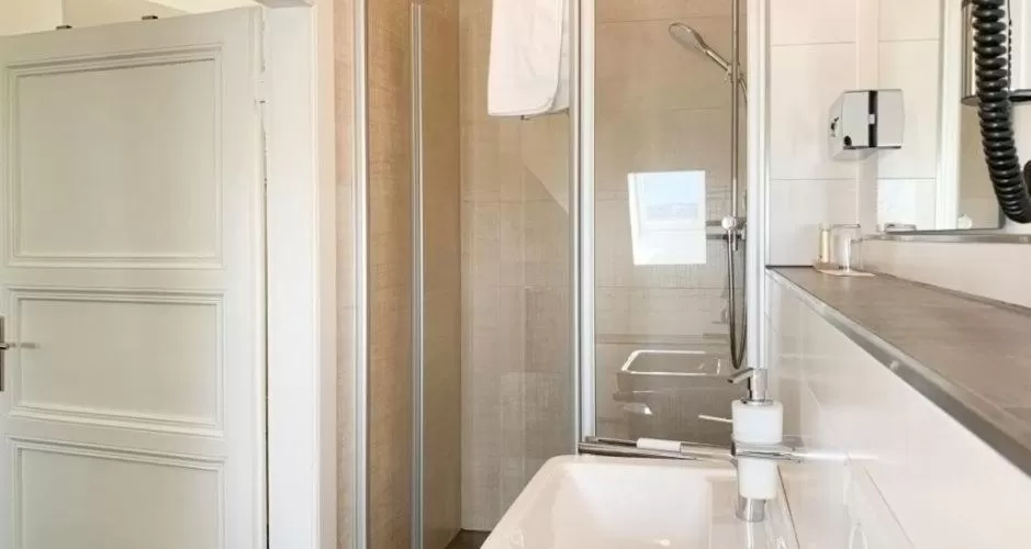 Bathroom in 2T Hotel artgenossen