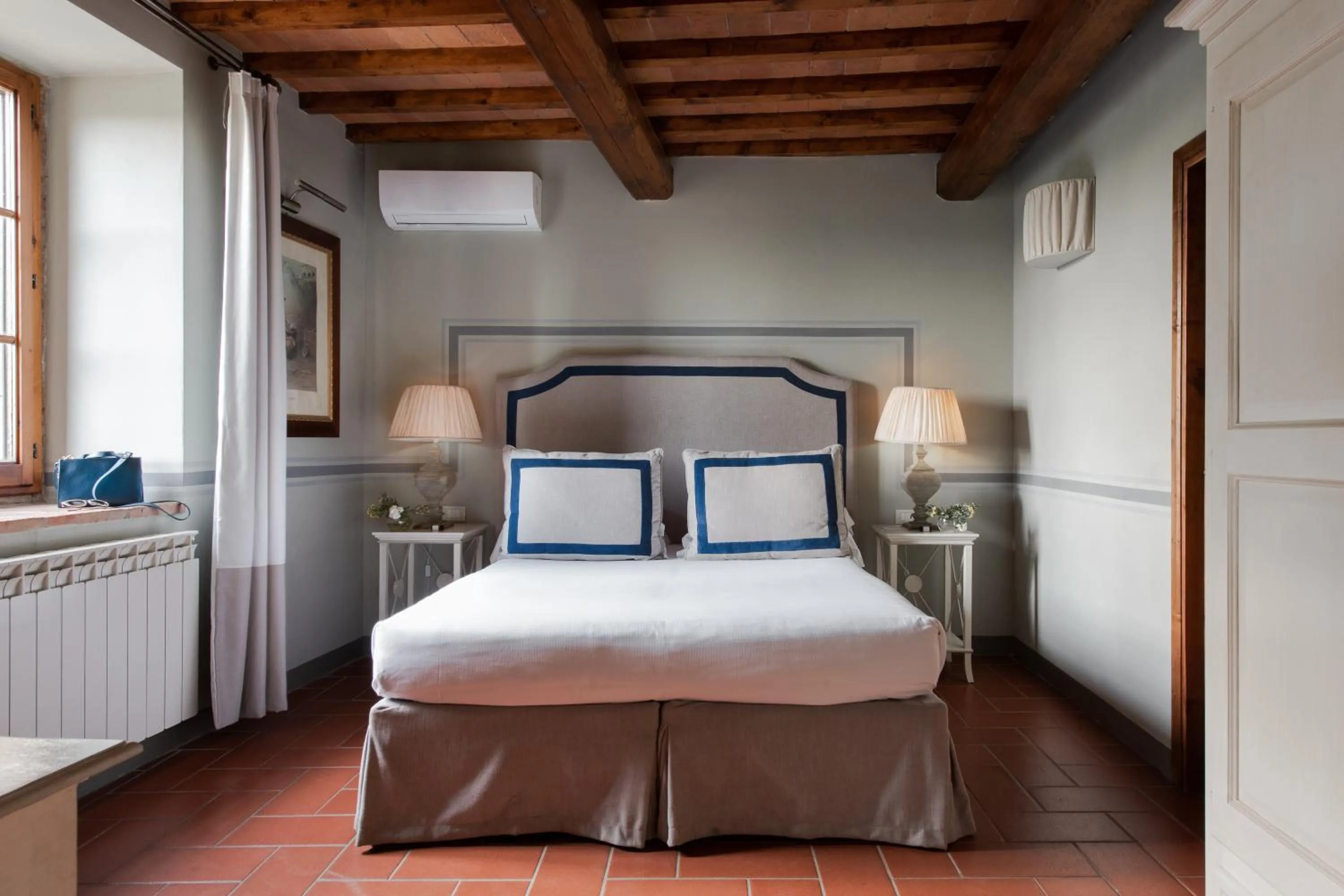 Bed in Relais Villa Olmo - Place of Charme