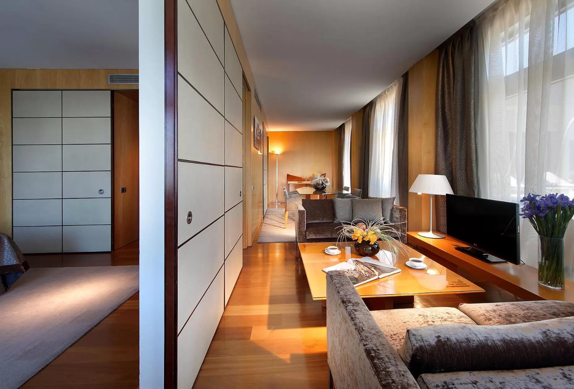 Living room, Bed in Eurostars Grand Marina Hotel GL