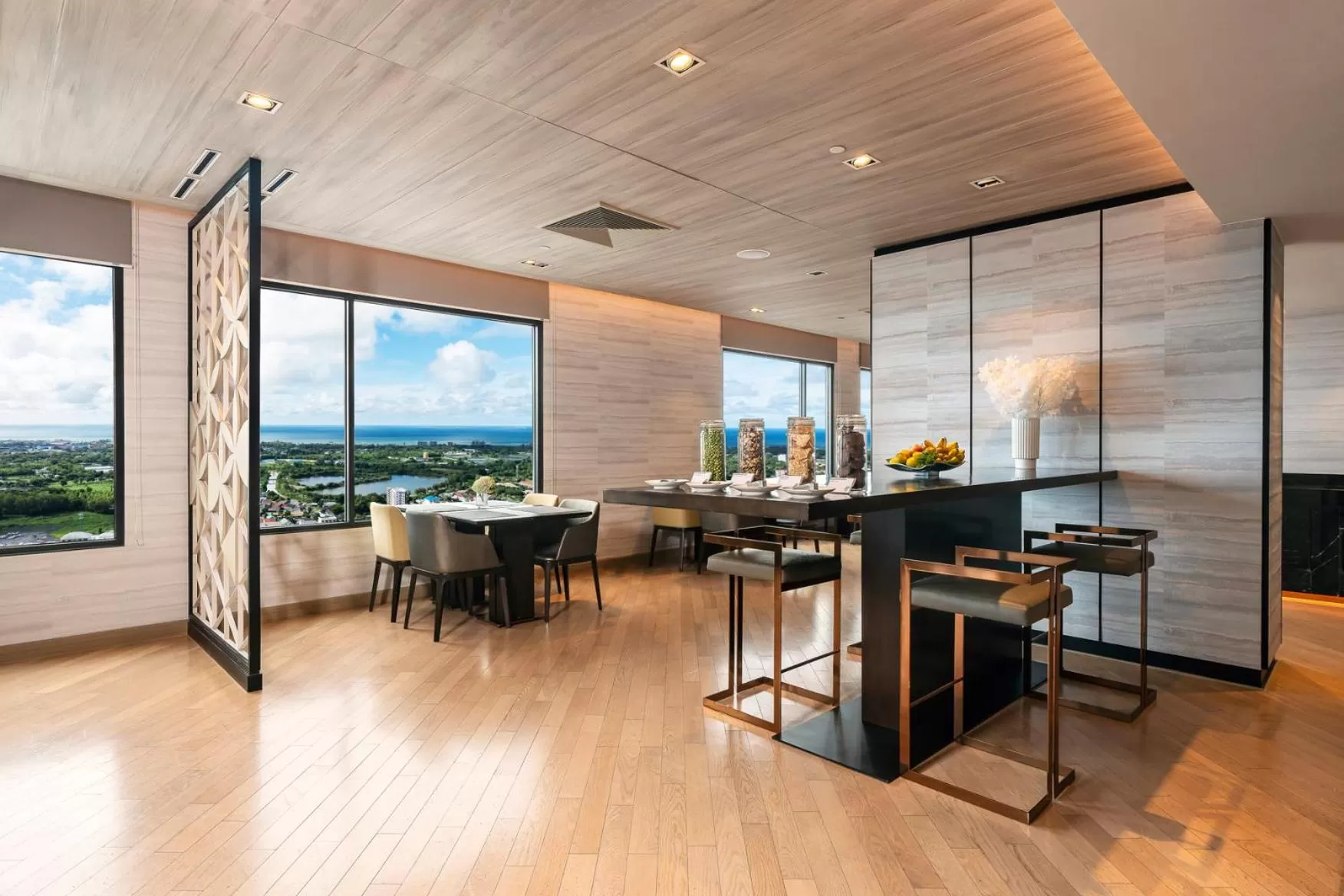 Lounge or bar in Holiday Inn & Suites Rayong City Centre by IHG