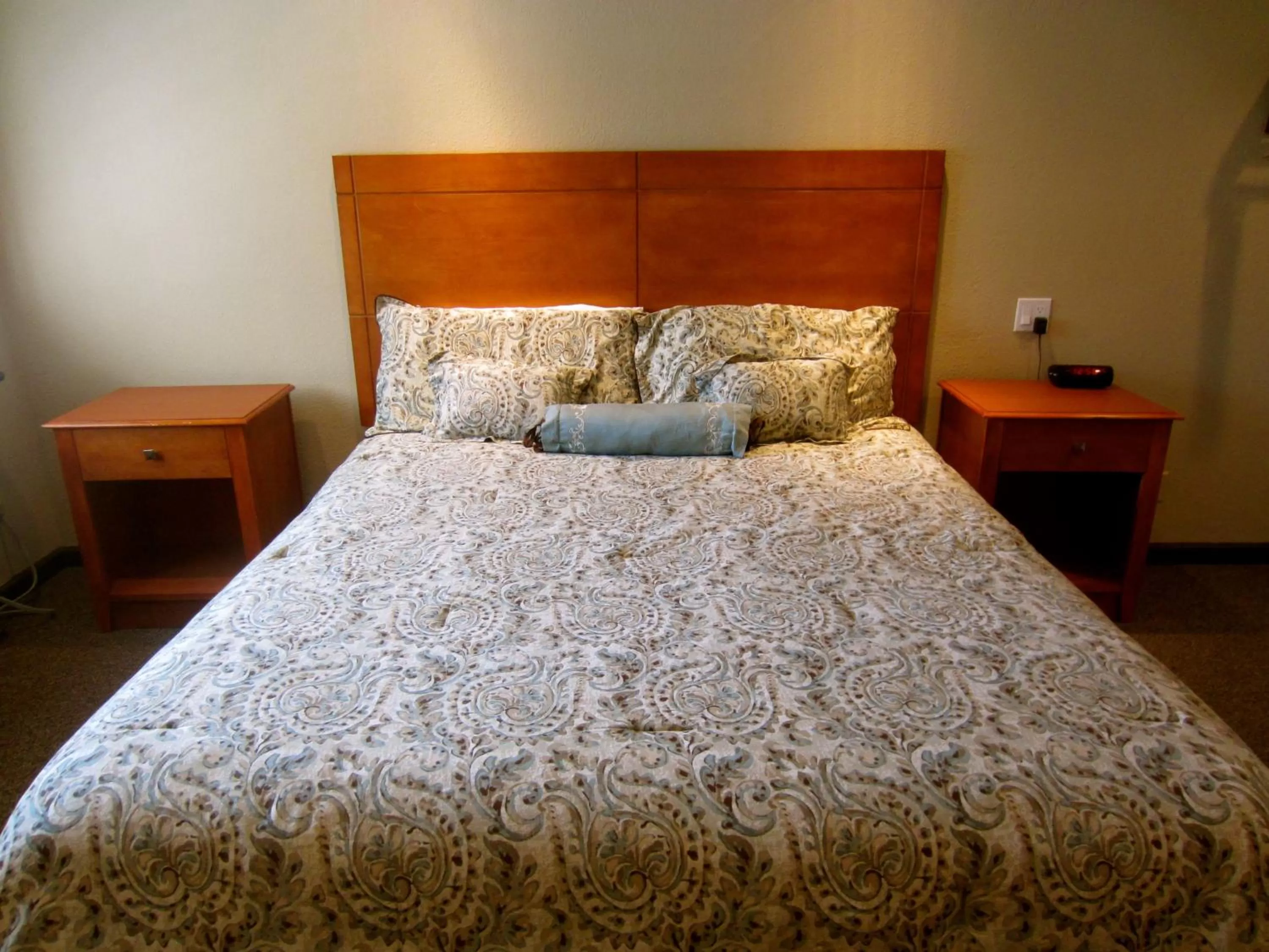 Bed in Deluxe Inn Redwood City