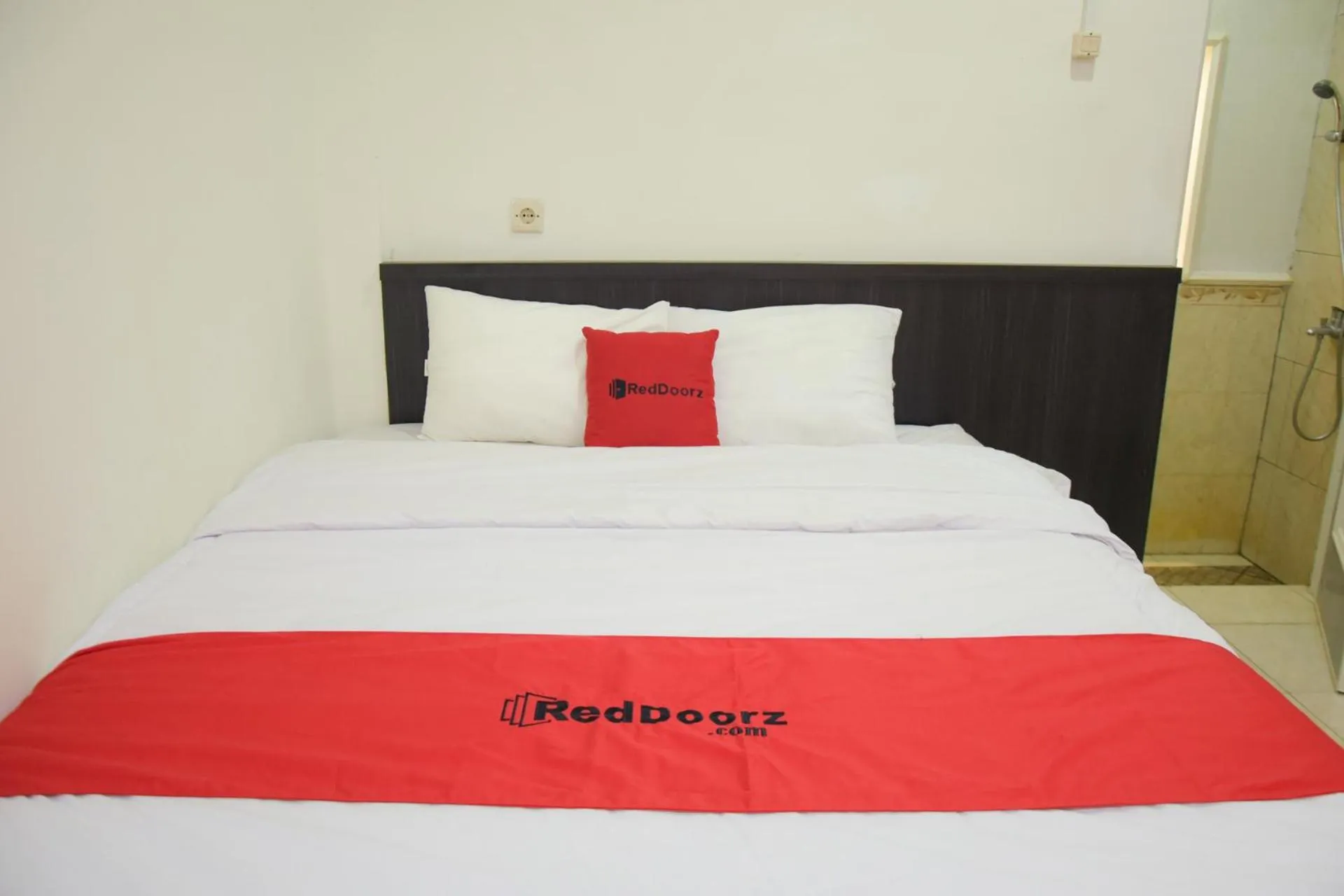 Bedroom, Bed in RedDoorz near GOR Satria Purwokerto