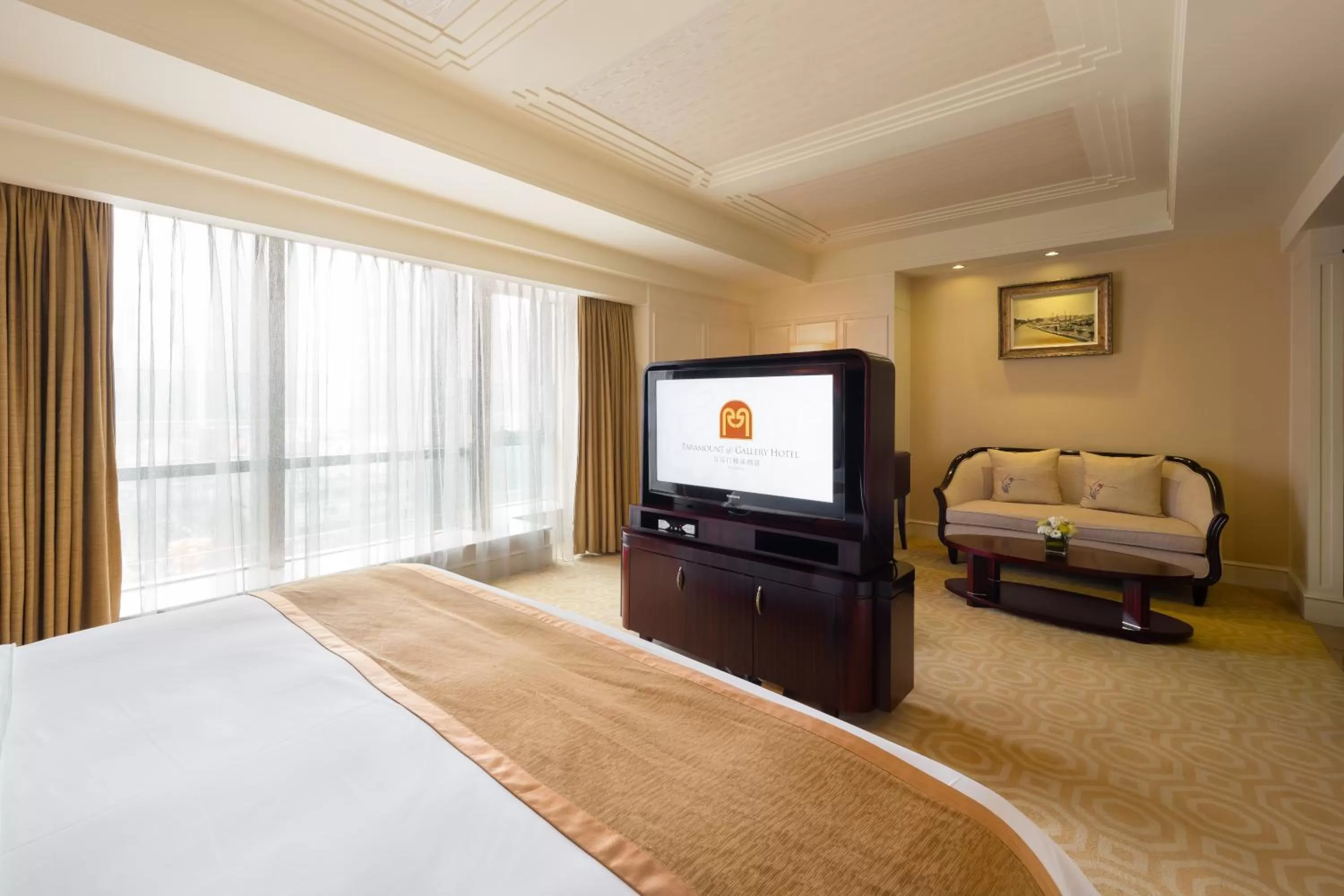 Bed in Paramount Gallery Hotel