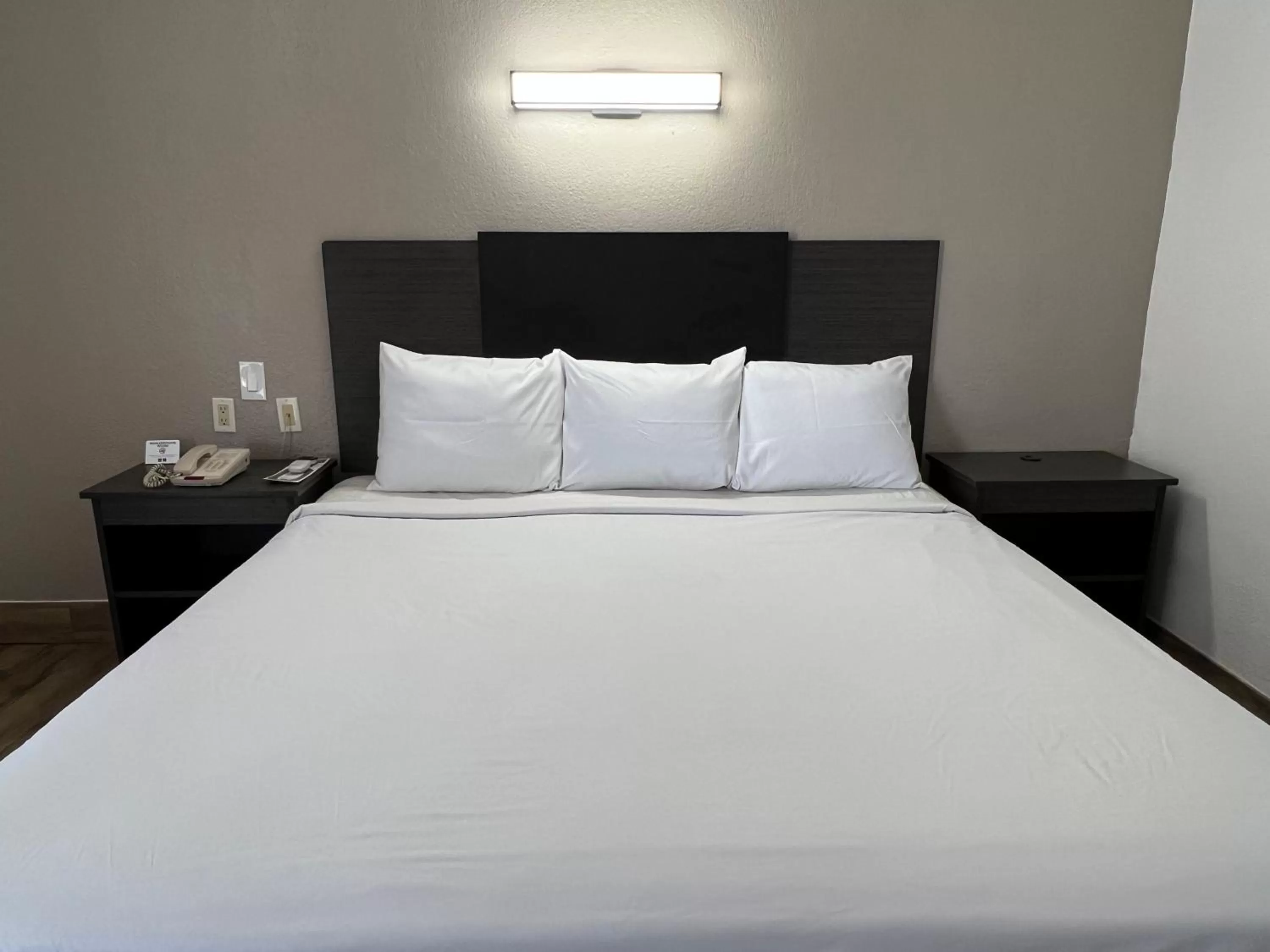 Bed in Motel 6-Orange, CA - Anaheim