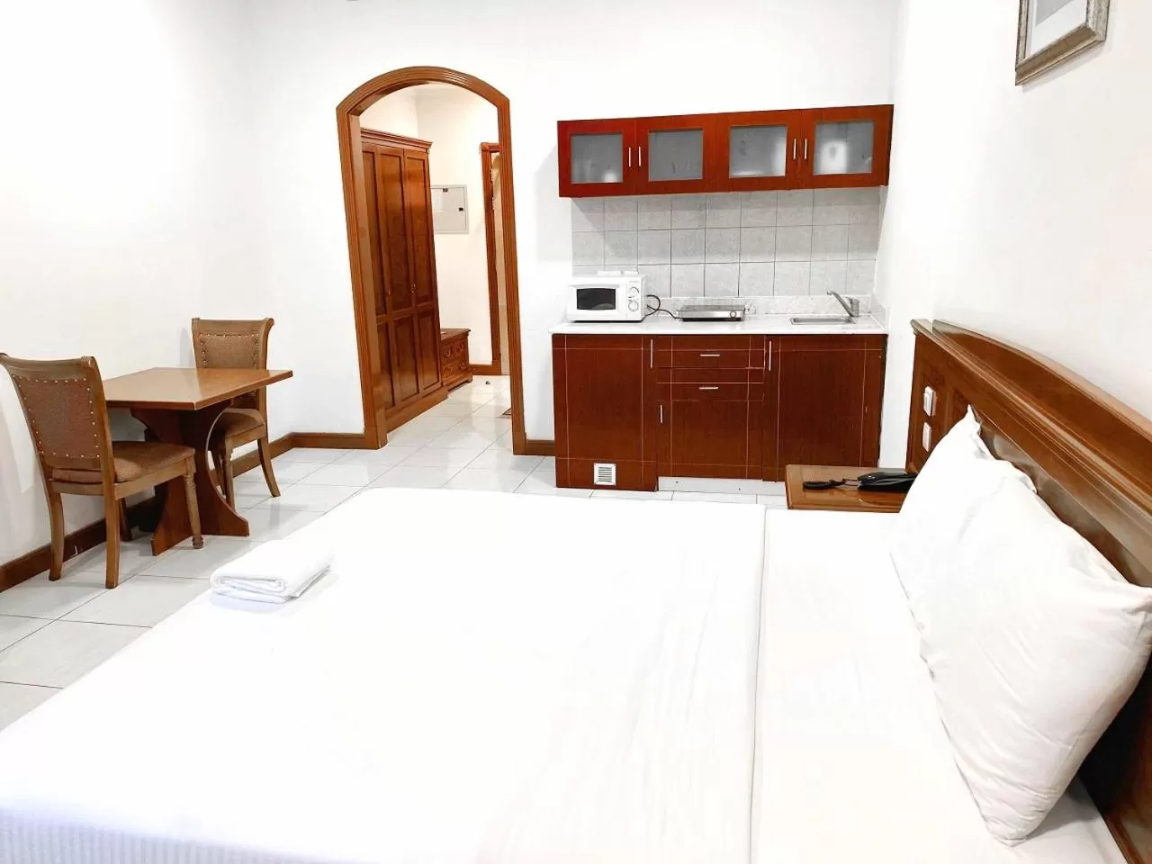 kitchen, Bed in Moon Valley Hotel Apartment - Bur Dubai, Burjuman