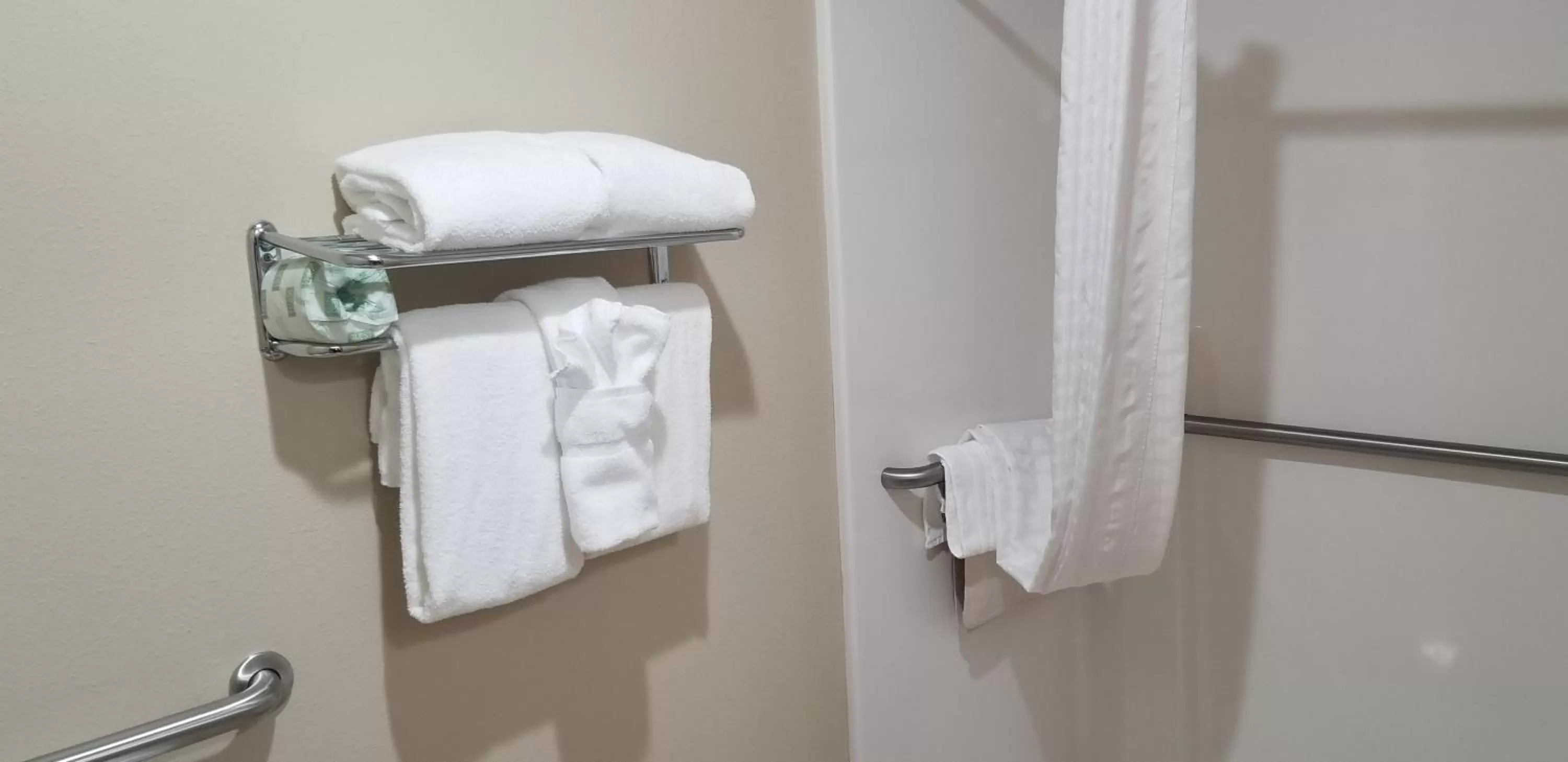 Bathroom in Cobblestone Inn & Suites - Lake View