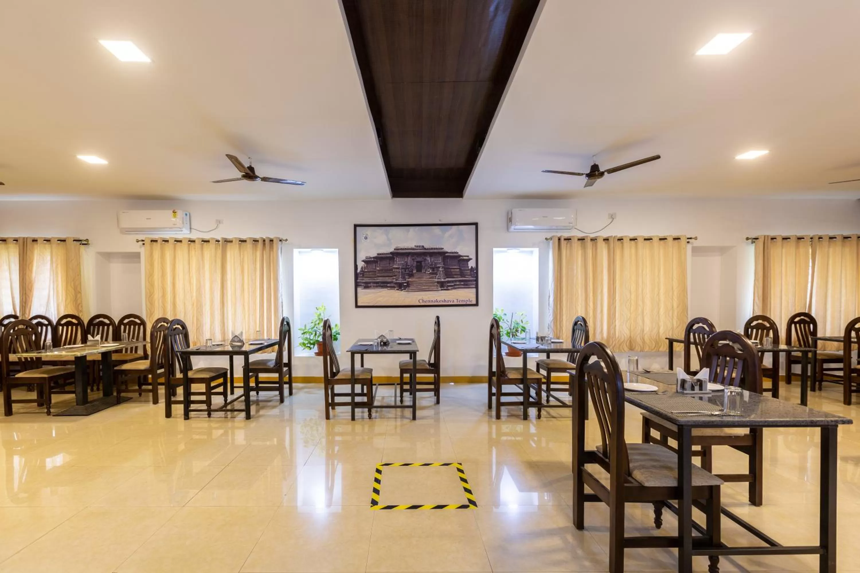 Restaurant/places to eat in KSTDC Hotel Mayura Velapuri Belur