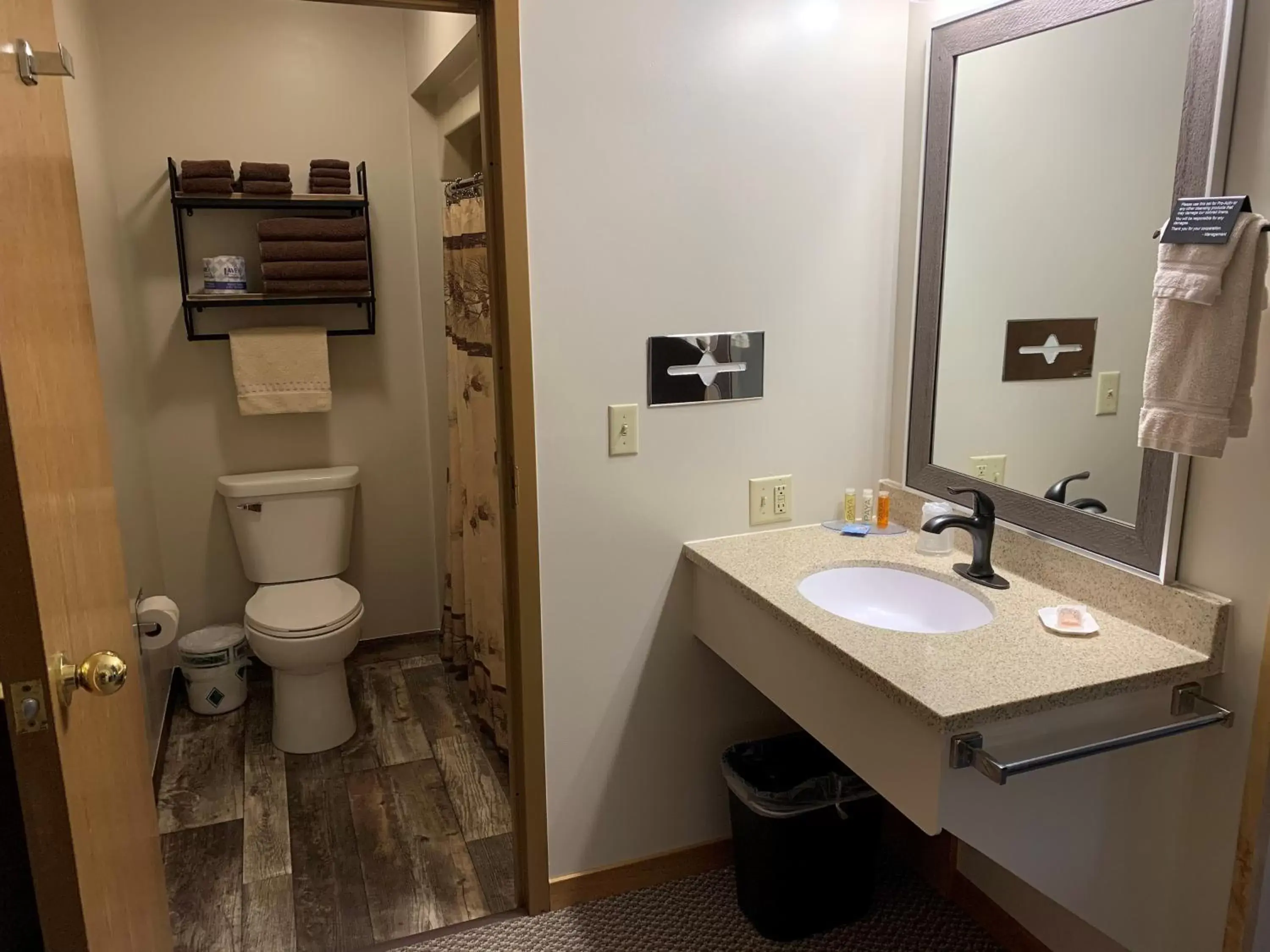 King Room with Spa Bath in Rustic Manor King Room with Spa Bath in Rustic Manor