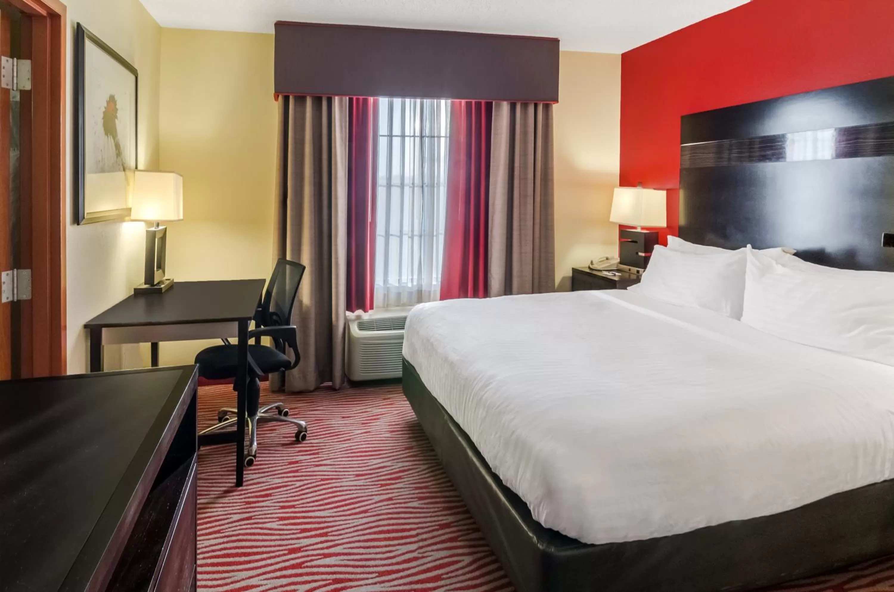 Photo of the whole room, Bed in Holiday Inn Express Hotel & Suites Vinita by IHG