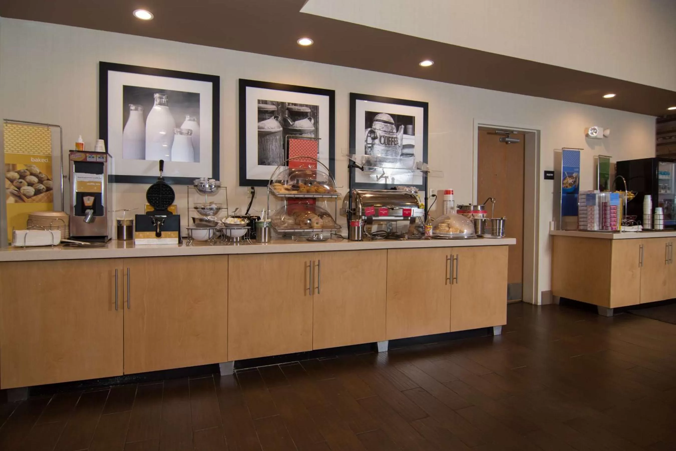 Dining area in Hampton Inn Brevard
