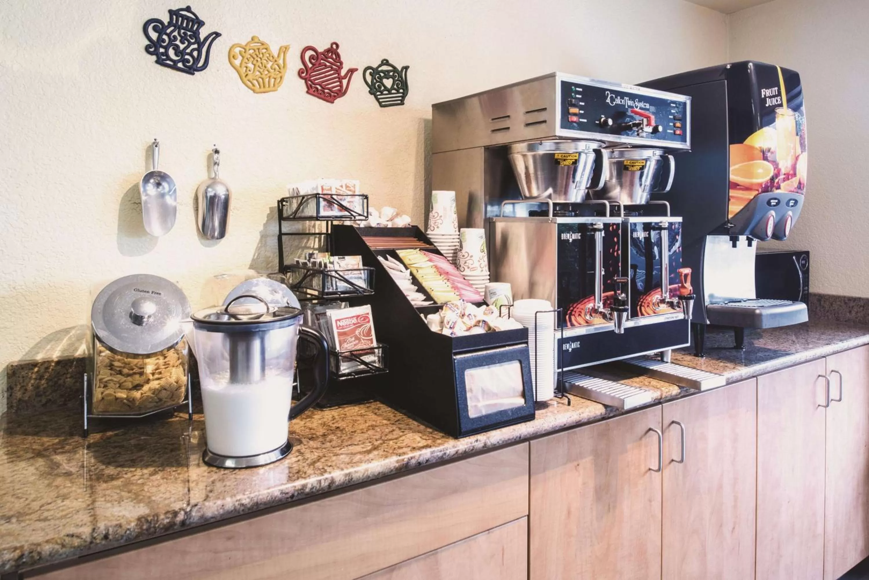 Coffee/tea facilities in La Quinta Inn by Wyndham Bend