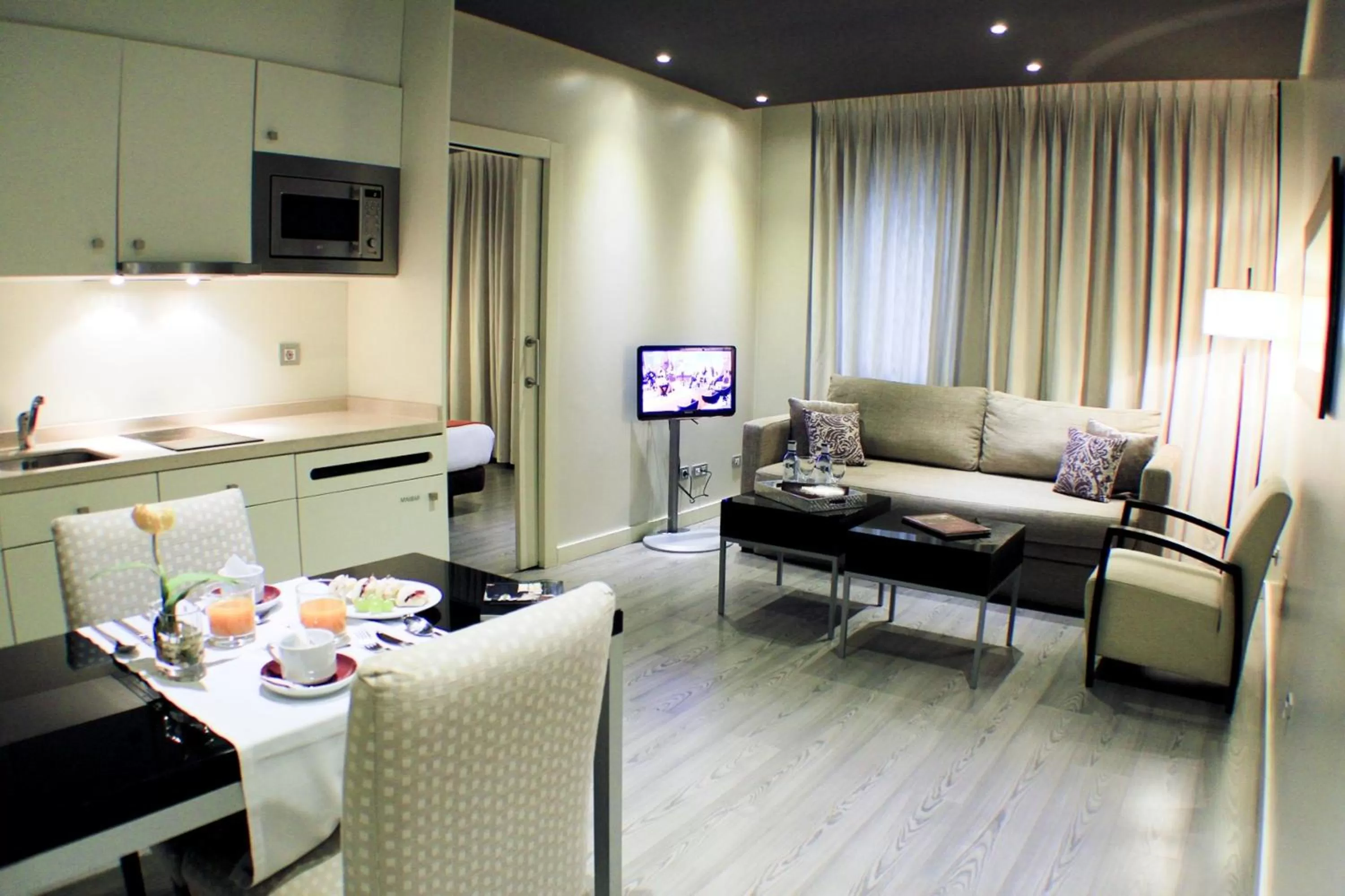 Deluxe Family Room in Suites Viena Plaza de España