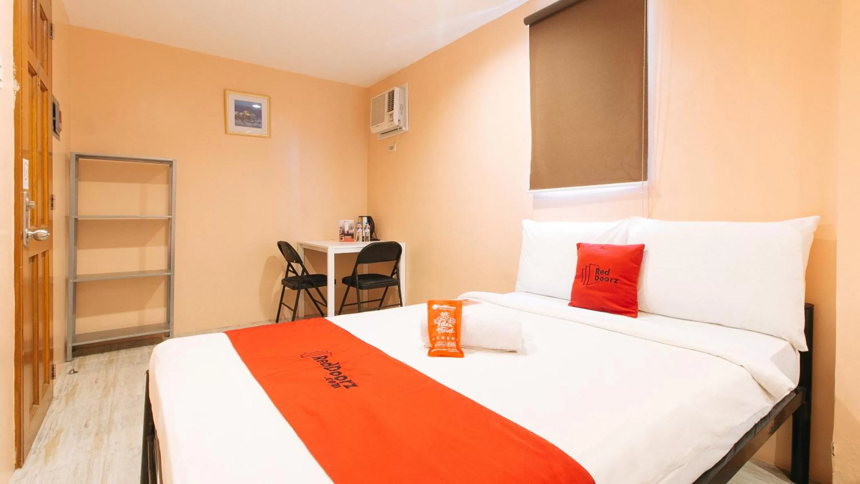 Bedroom, Bed in RedDoorz at Hotel Rosemarie