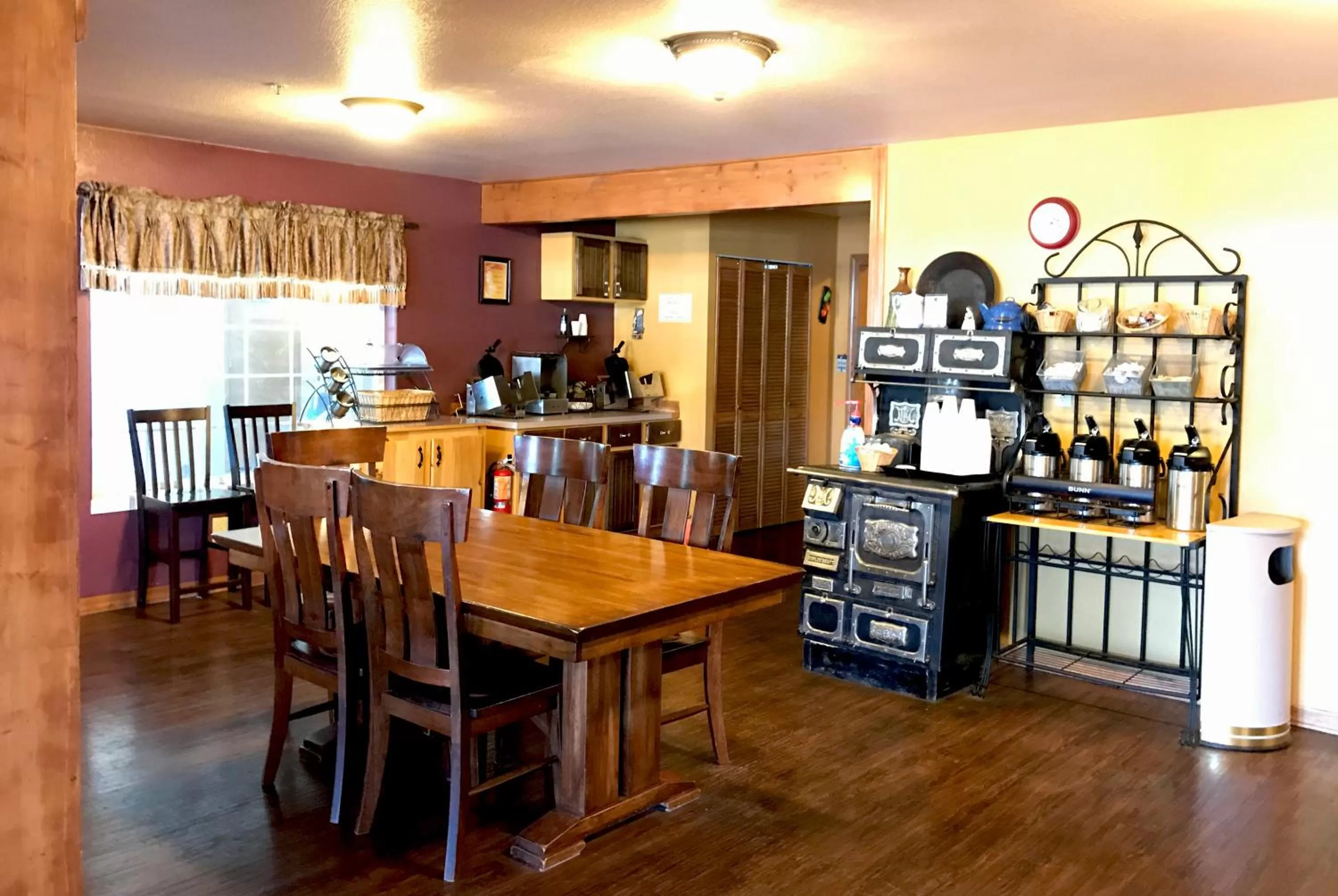 Buffet breakfast in FairBridge Inn & Suites Kellogg