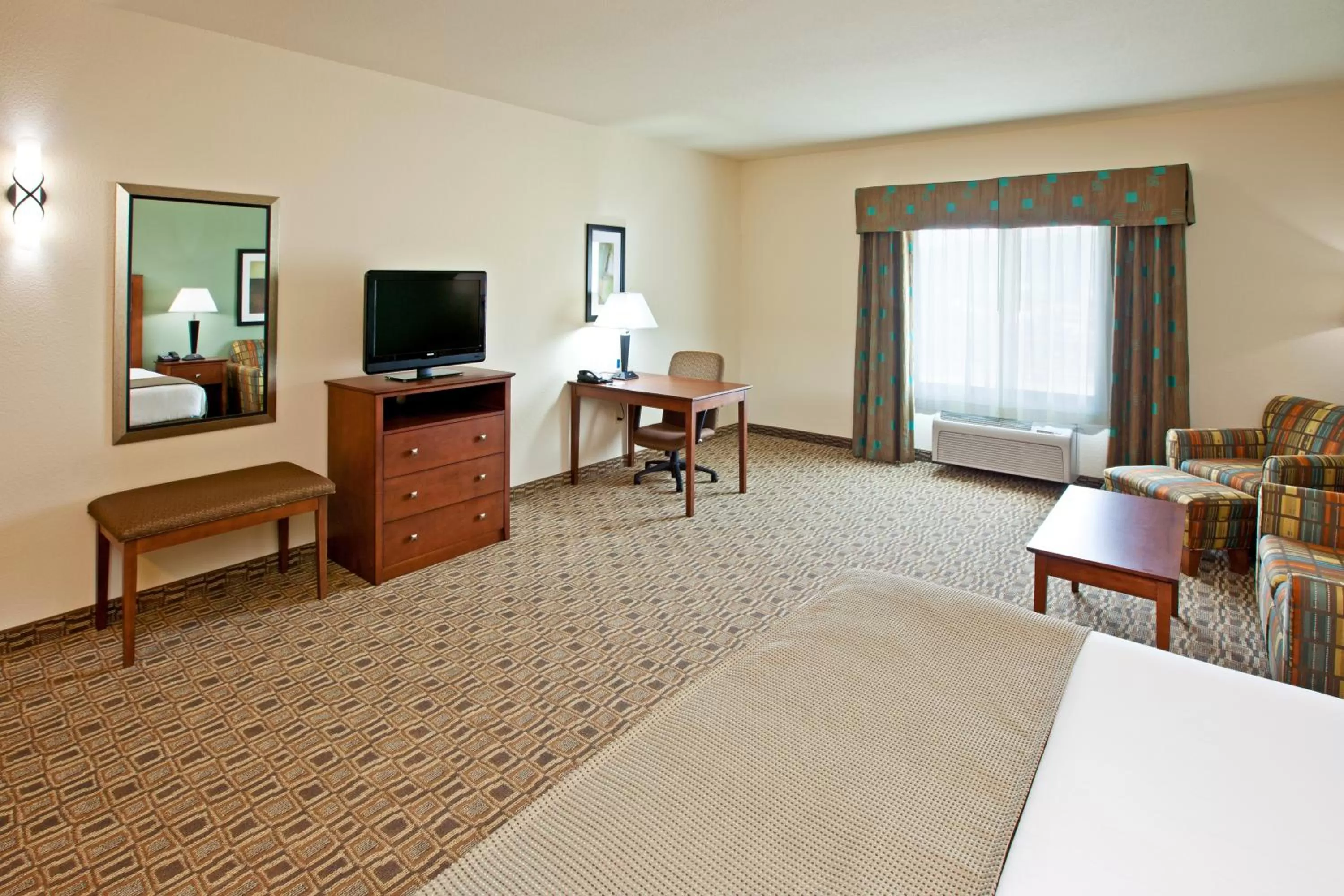 Photo of the whole room, Bed in Holiday Inn Express & Suites Ripley, an IHG Hotel