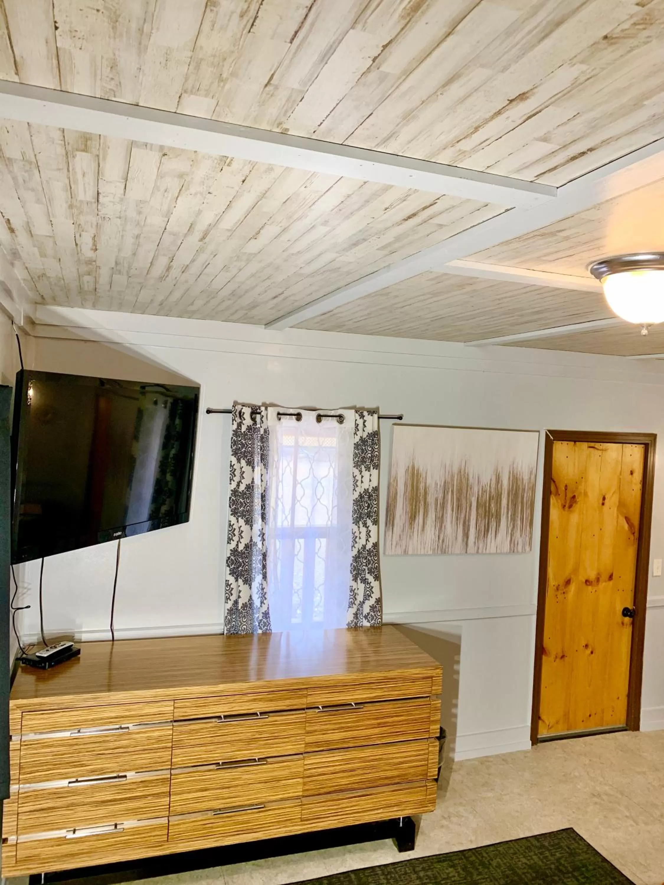 TV and multimedia in Spring Creek Hotel