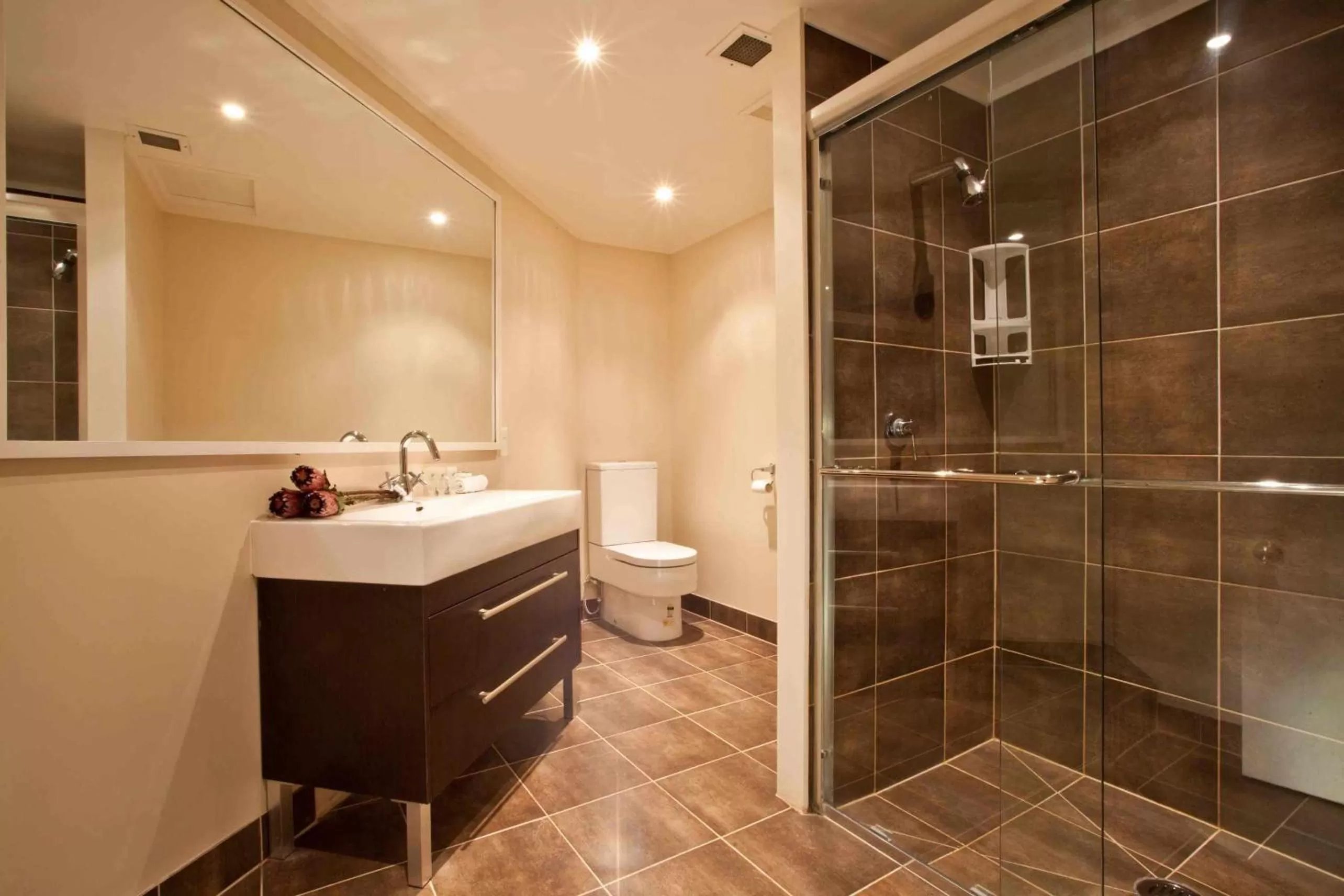 Bathroom in Auckland Airport Kiwi Hotel