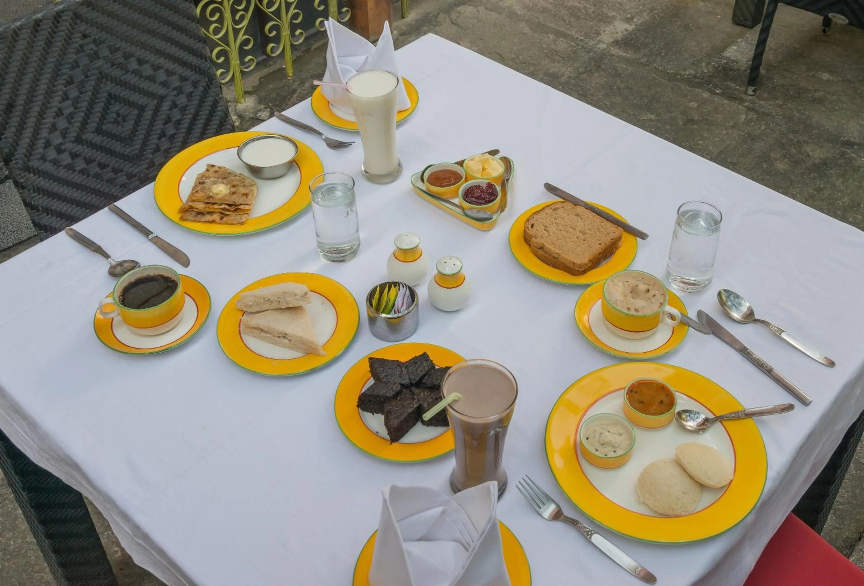 Breakfast in Honeymoon Inn Manali