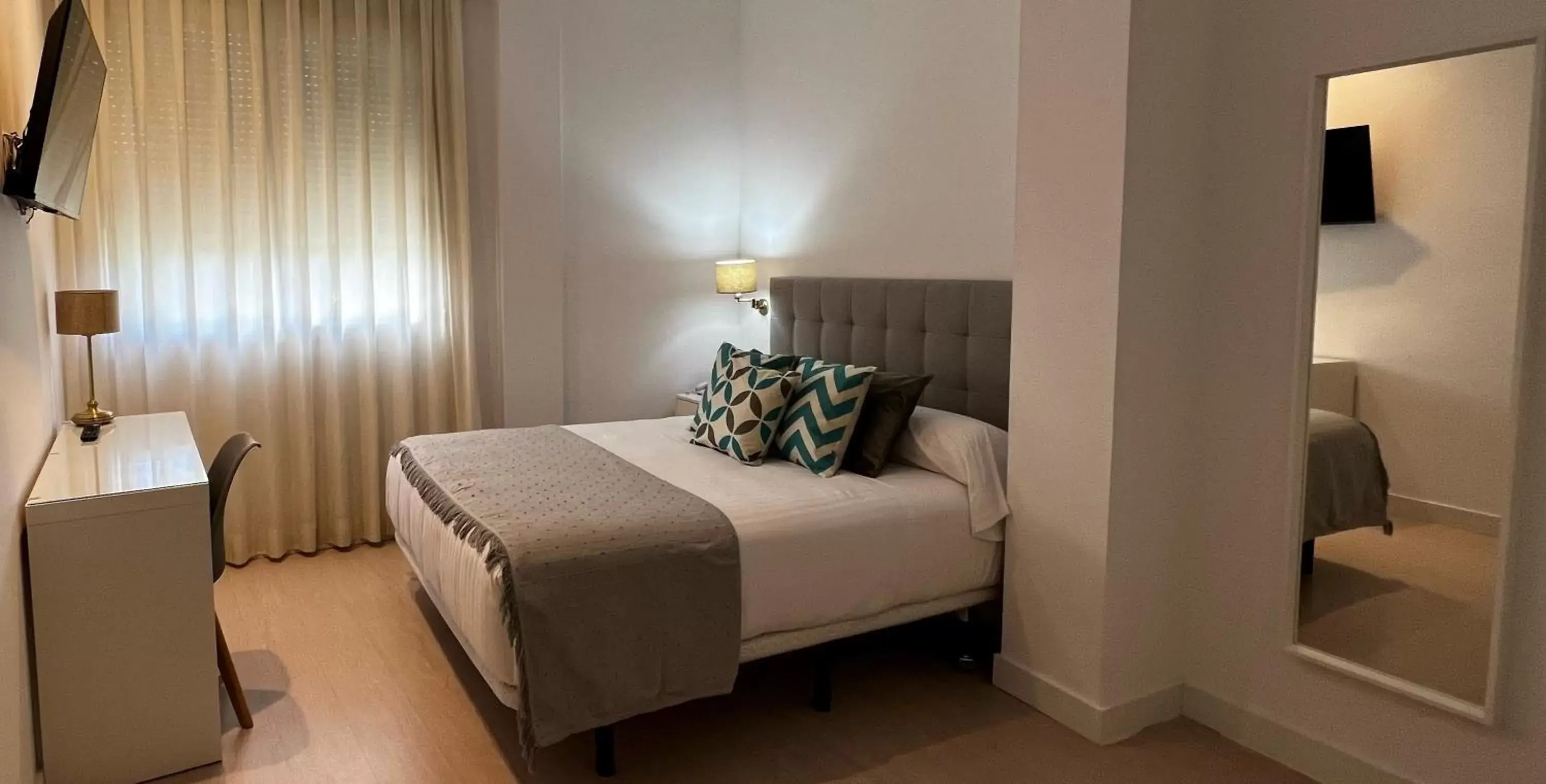 Double or Twin Room in Checkin Valencia Ciscar Double or Twin Room in Checkin Valencia Ciscar