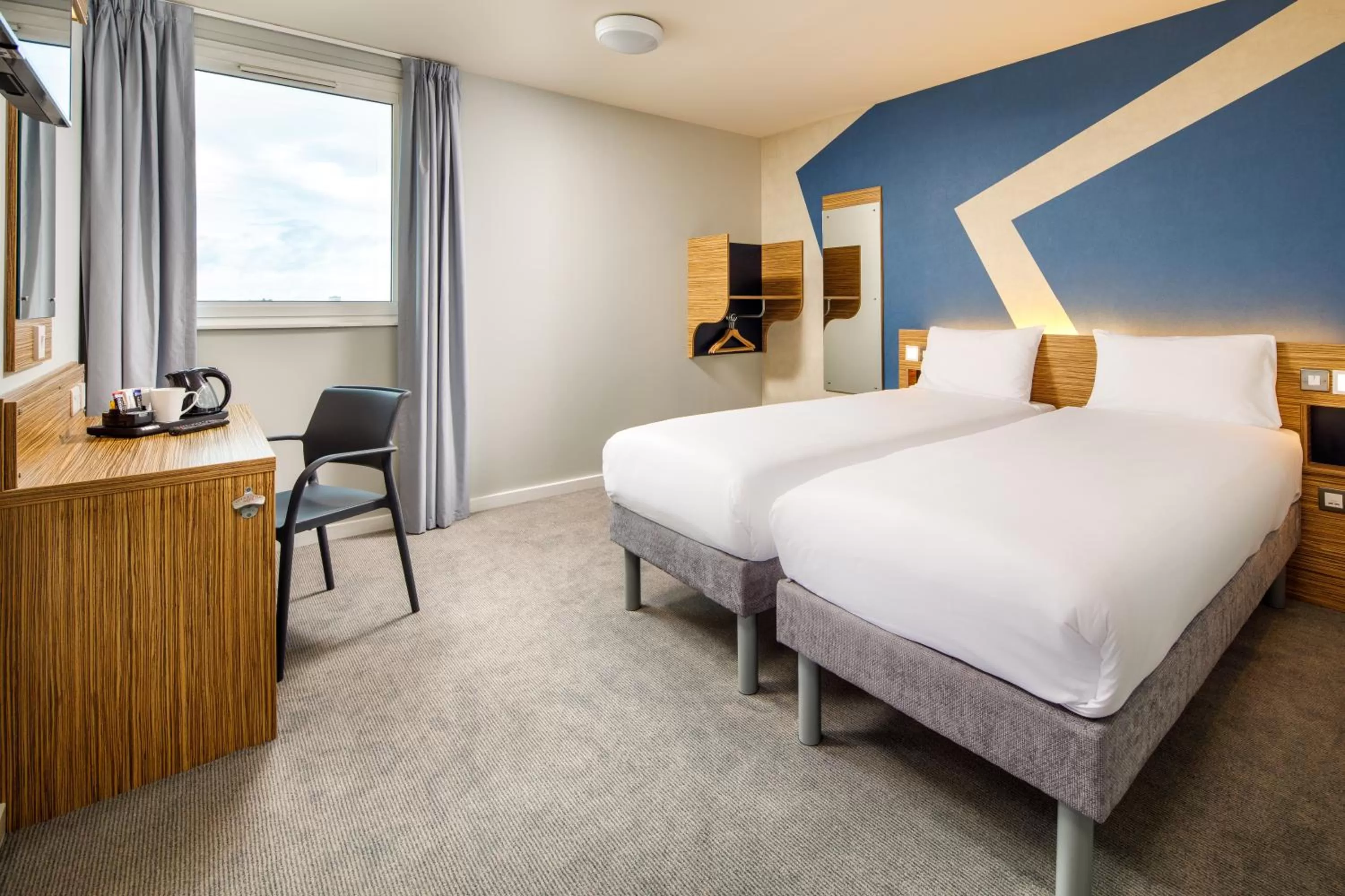 Photo of the whole room, Bed in ibis budget London Heathrow Central