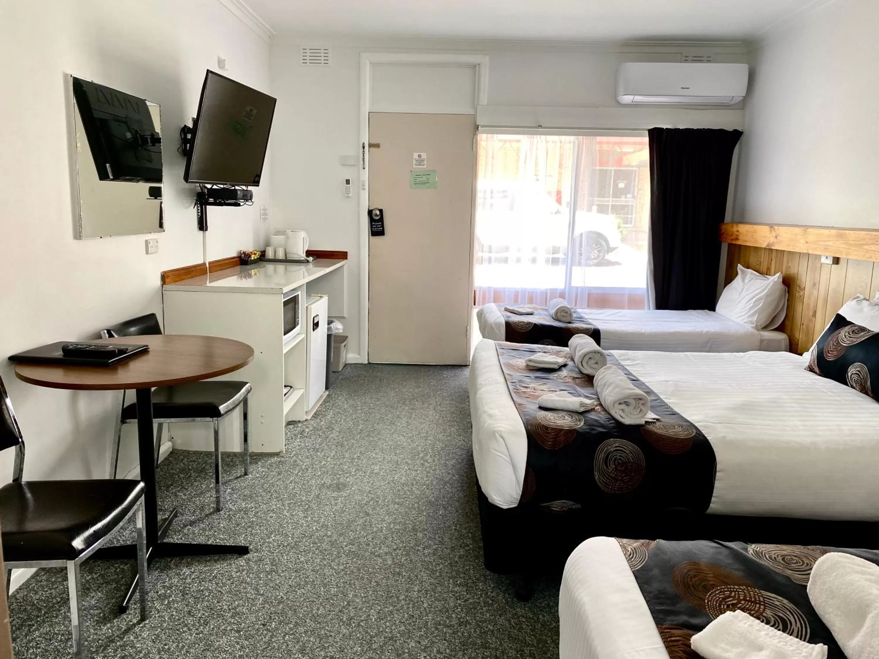 Kitchen or kitchenette, Bed in Motel Stawell
