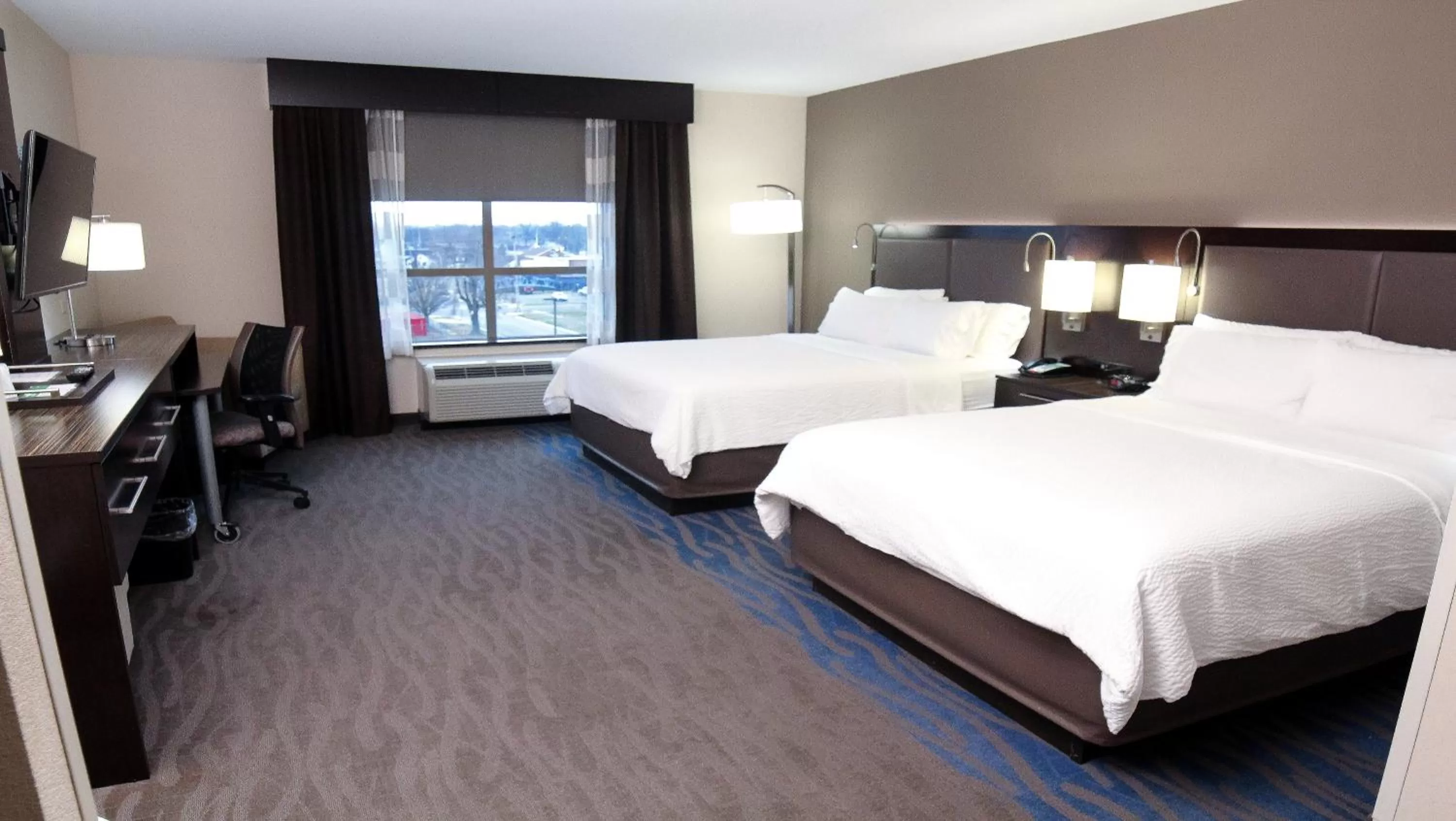 Photo of the whole room, Bed in Holiday Inn Owensboro Riverfront by IHG