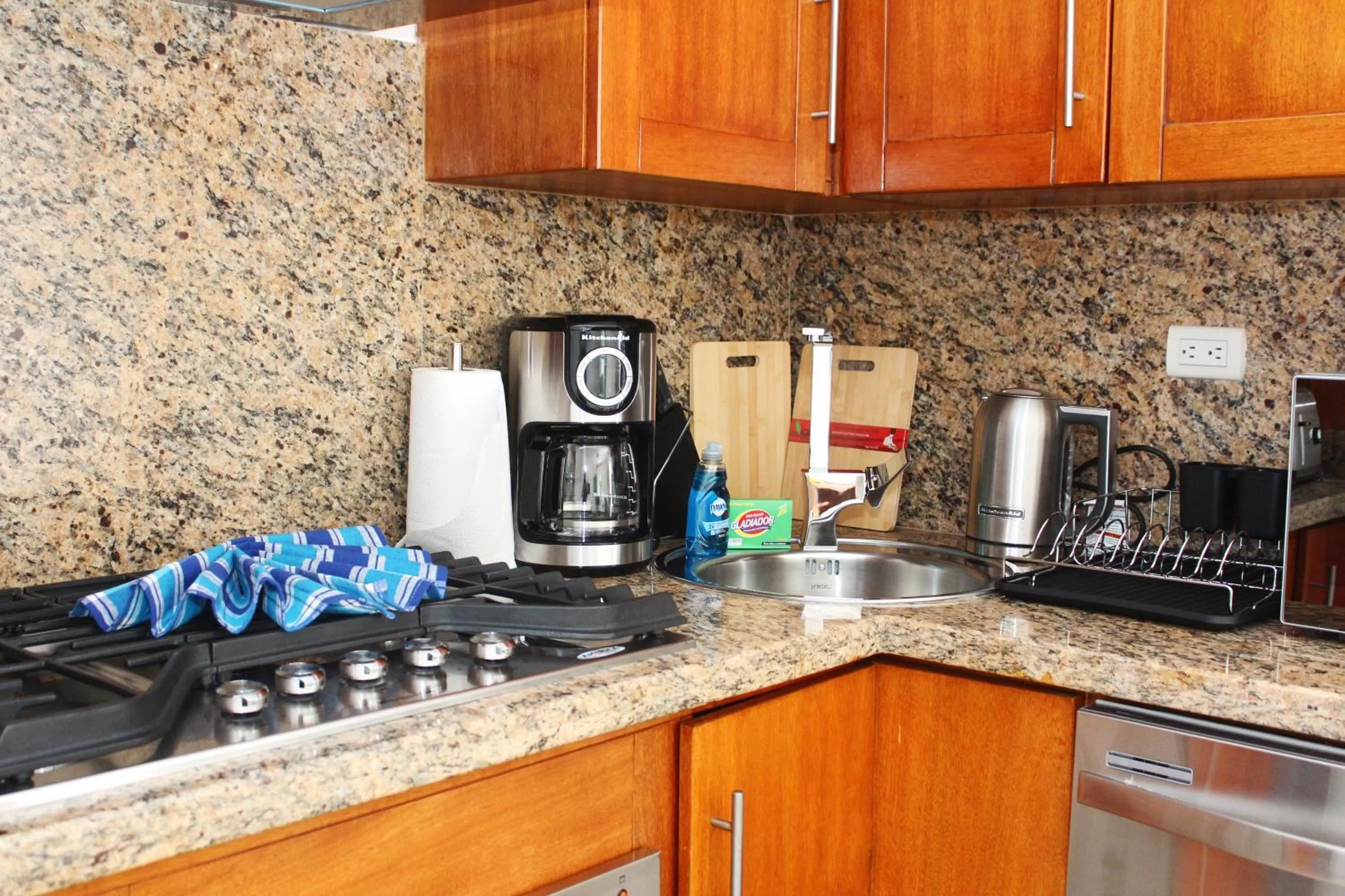 Coffee/tea facilities, Kitchen/Kitchenette in Ocean Village Deluxe Resort & Spa