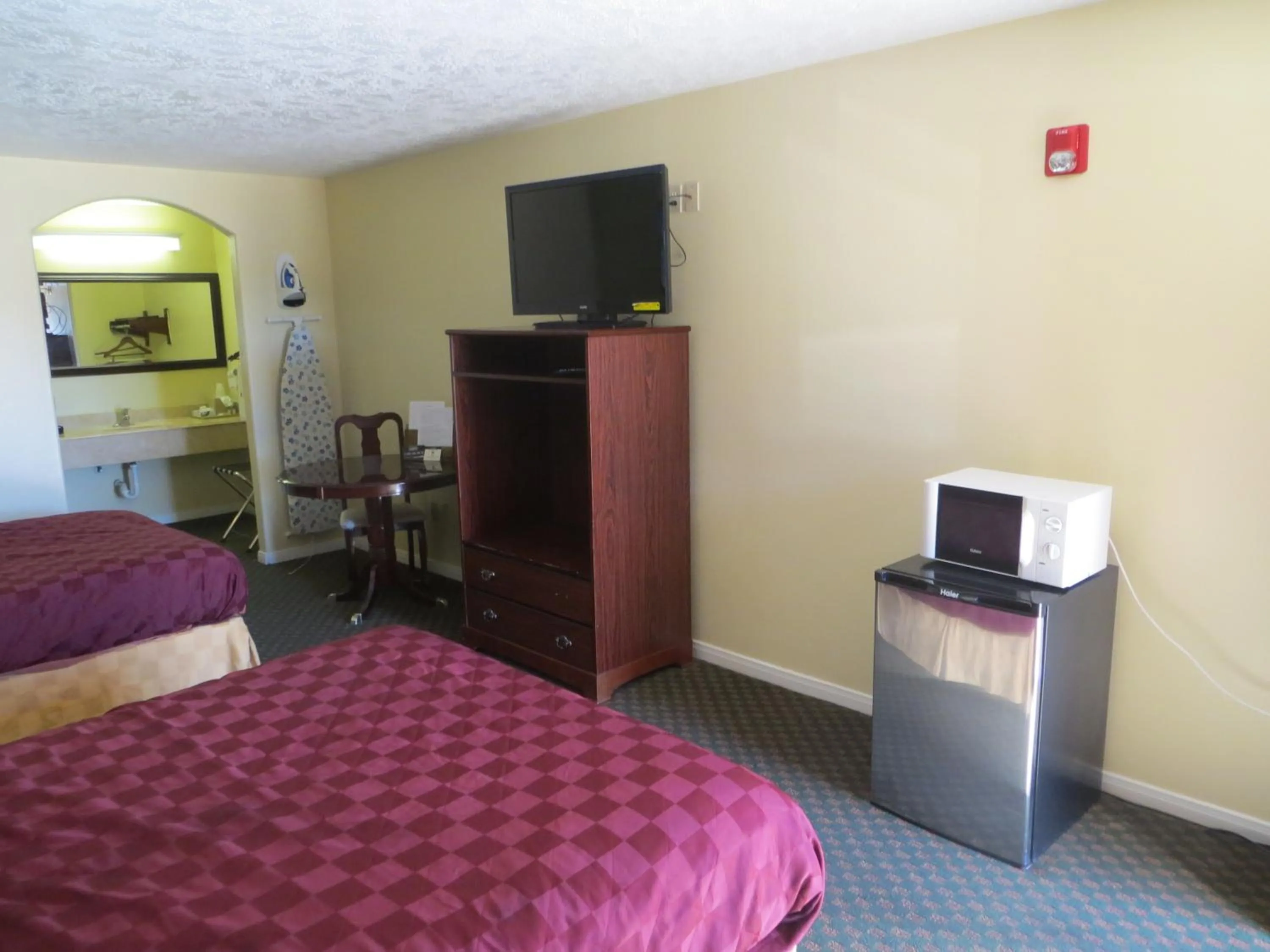 TV and multimedia, Bed in Americas Best Value Inn & Suites Hempstead
