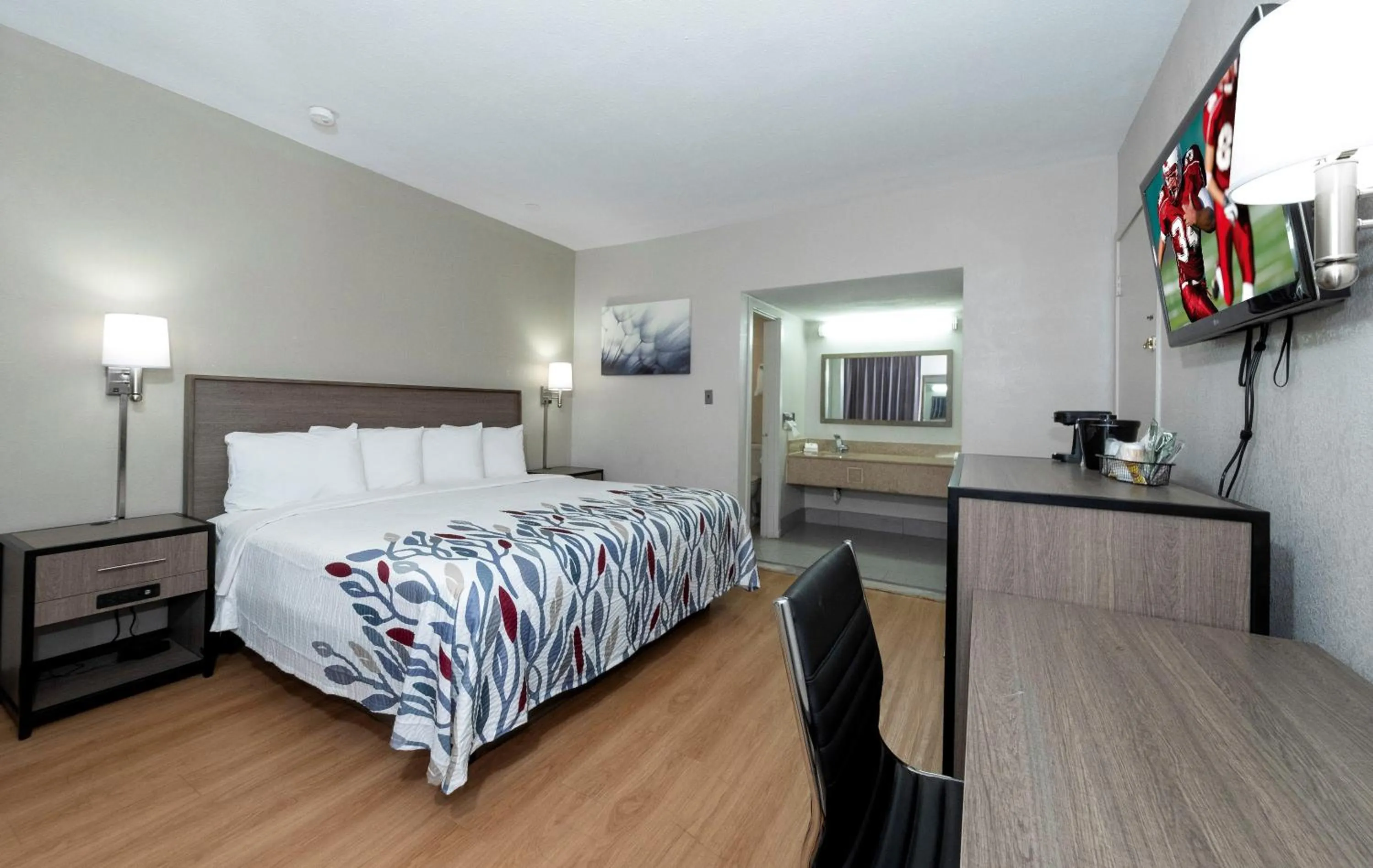 Bedroom, Bed in Red Roof Inn Petersburg - Fort Lee