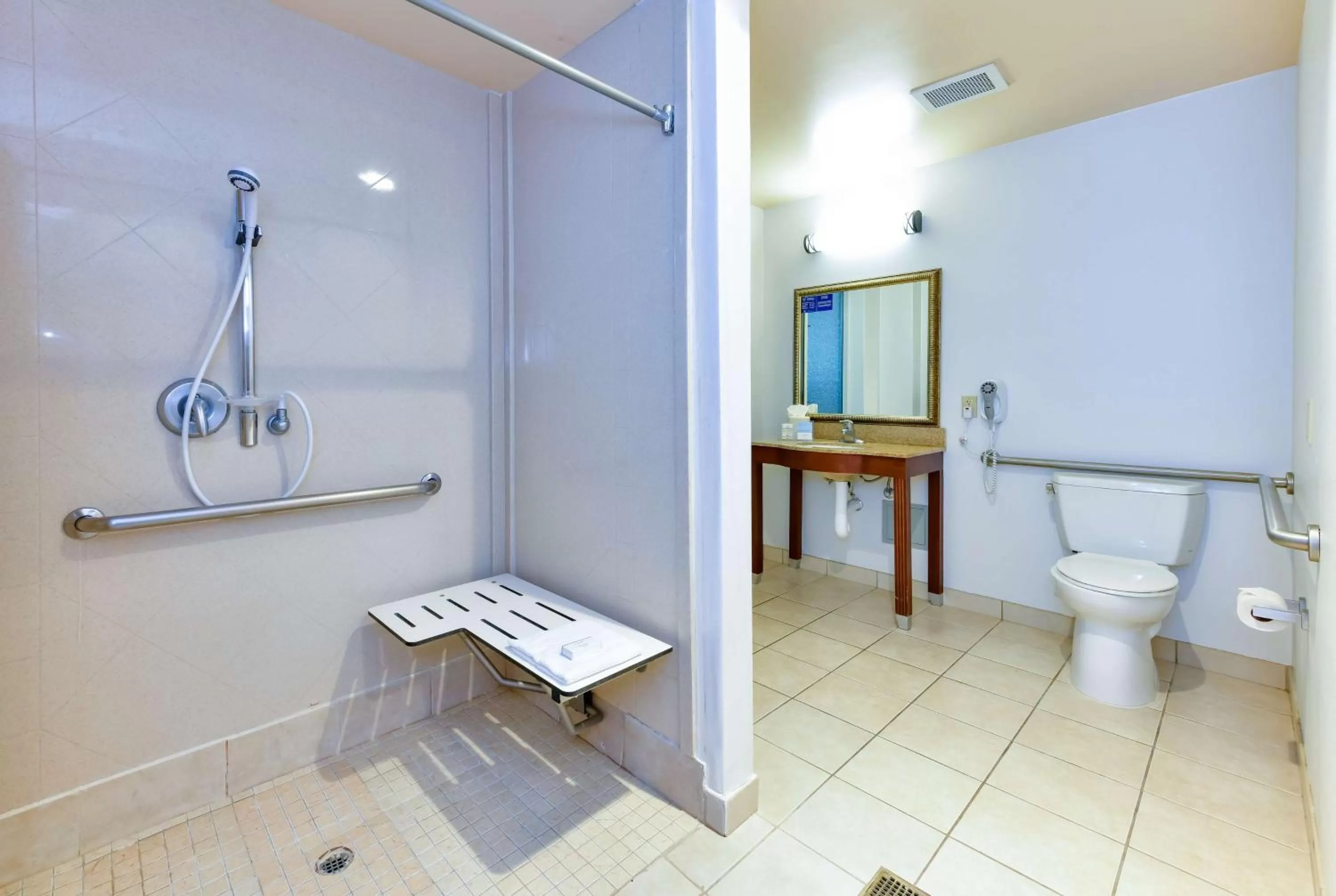 Bathroom in Hampton Inn & Suites Pittsburg