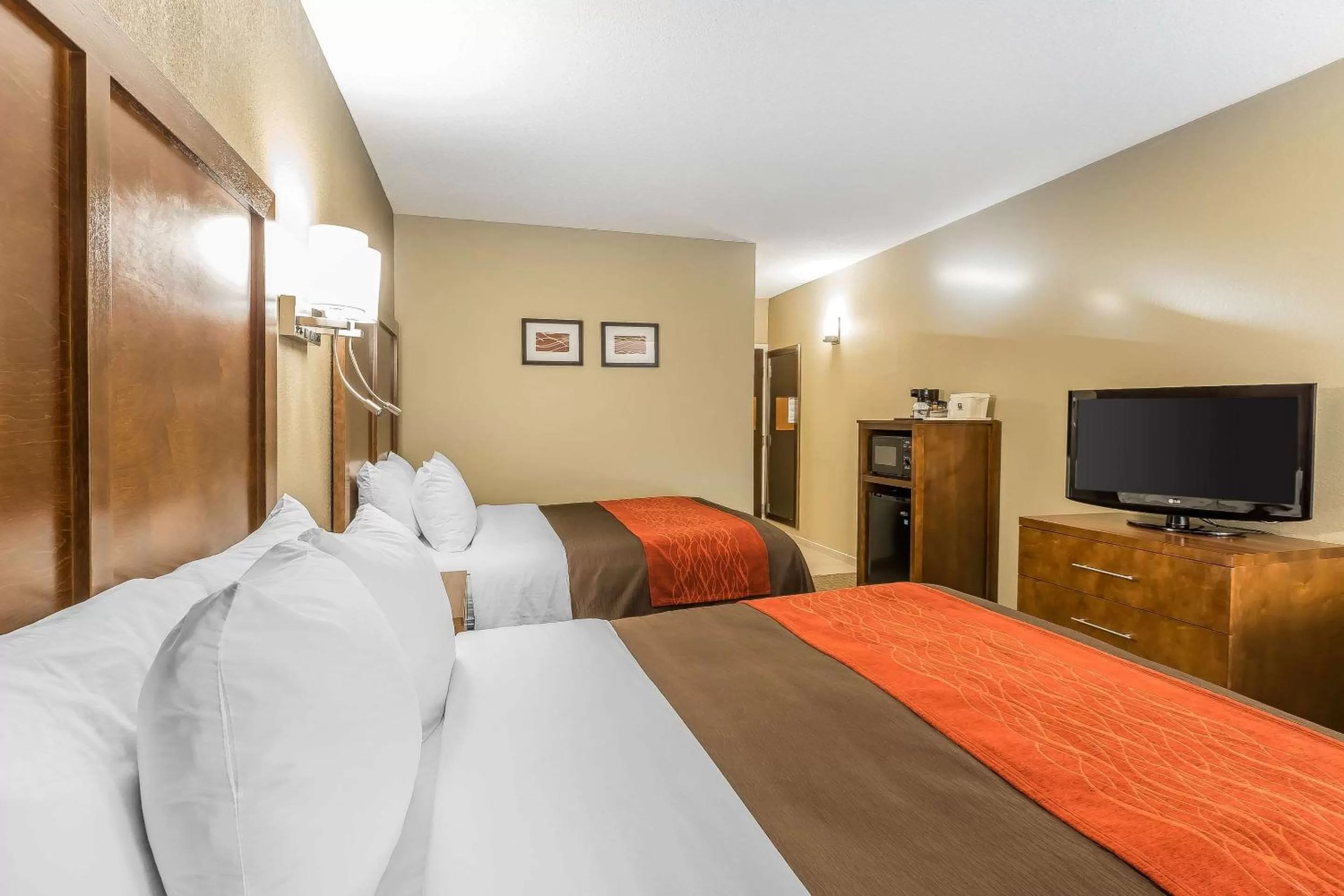 Photo of the whole room, Bed in Comfort Inn & Suites Dalton West