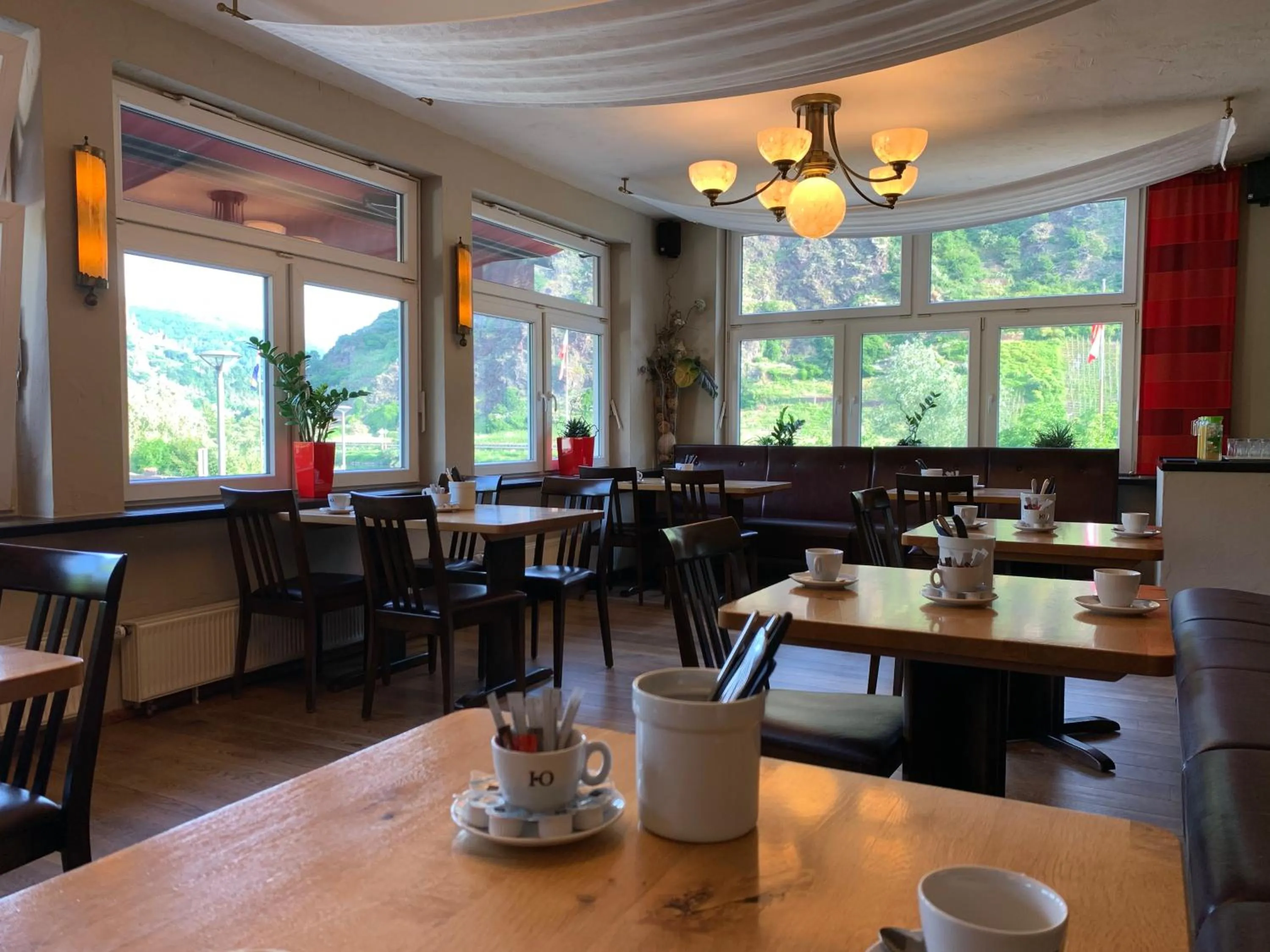 Breakfast in Stumbergers Hotel - free parking -